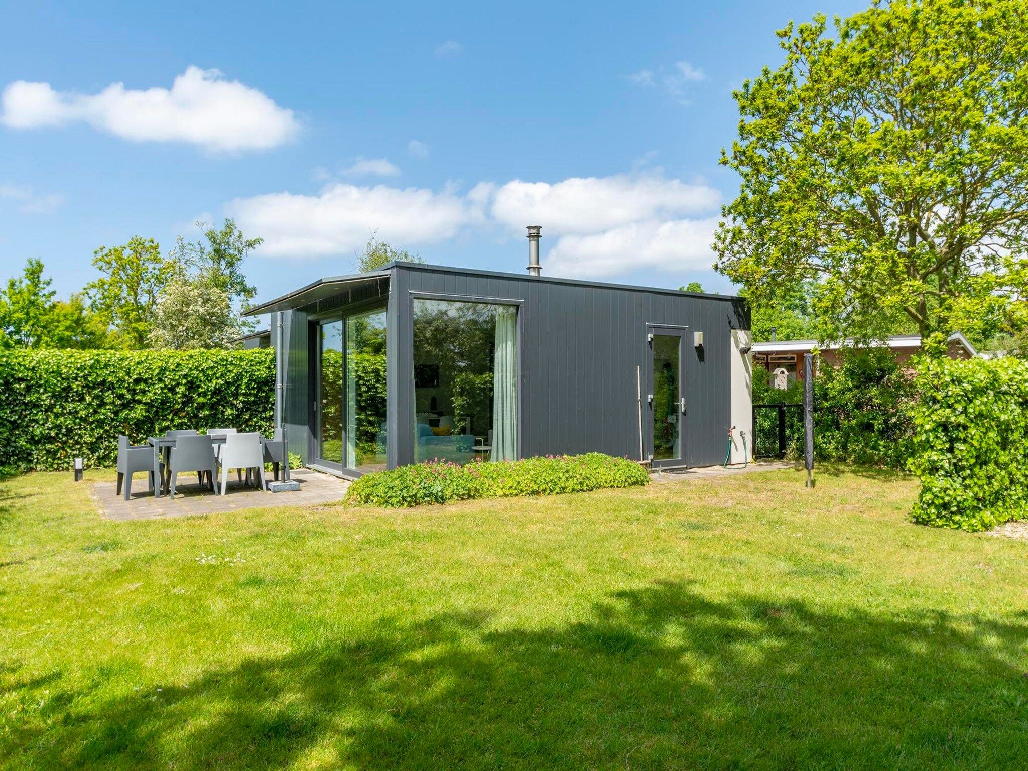 De buitenkant van Bungalow Uitwaayer in Sint Maartensvlotbrug