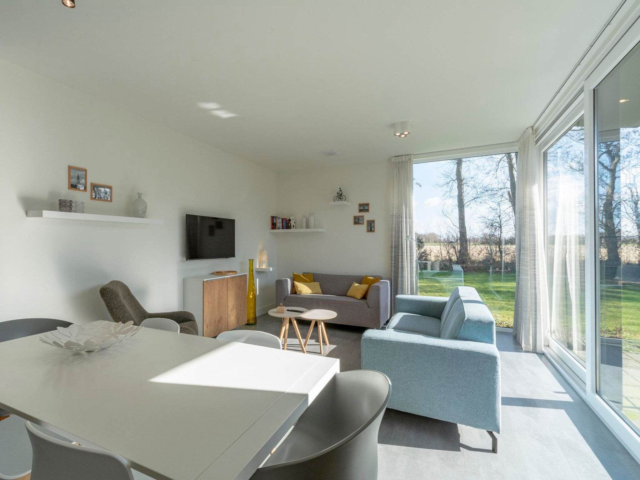 De woonkamer van Bungalow Uitwaayer in Sint Maartensvlotbrug