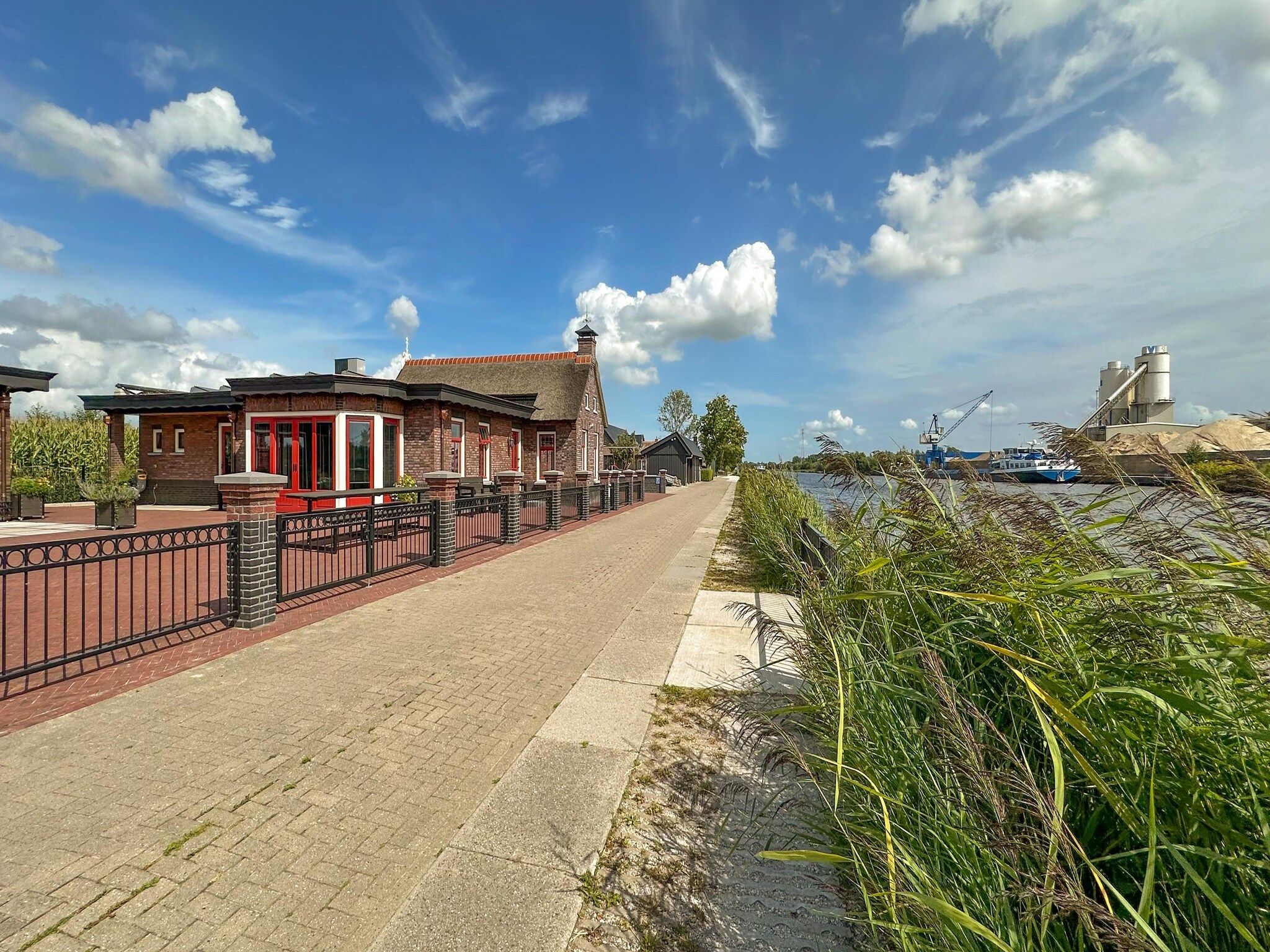 De buitenkant van It Simmerhuske in Jistrum / Skûlenboarch