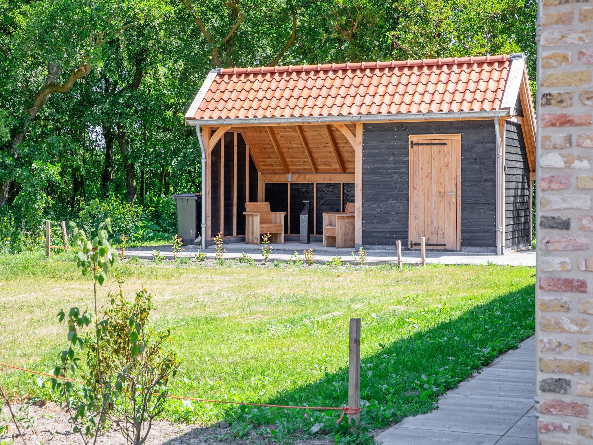 De tuin van Familievilla Nieuw-Zeeland in Oosterend