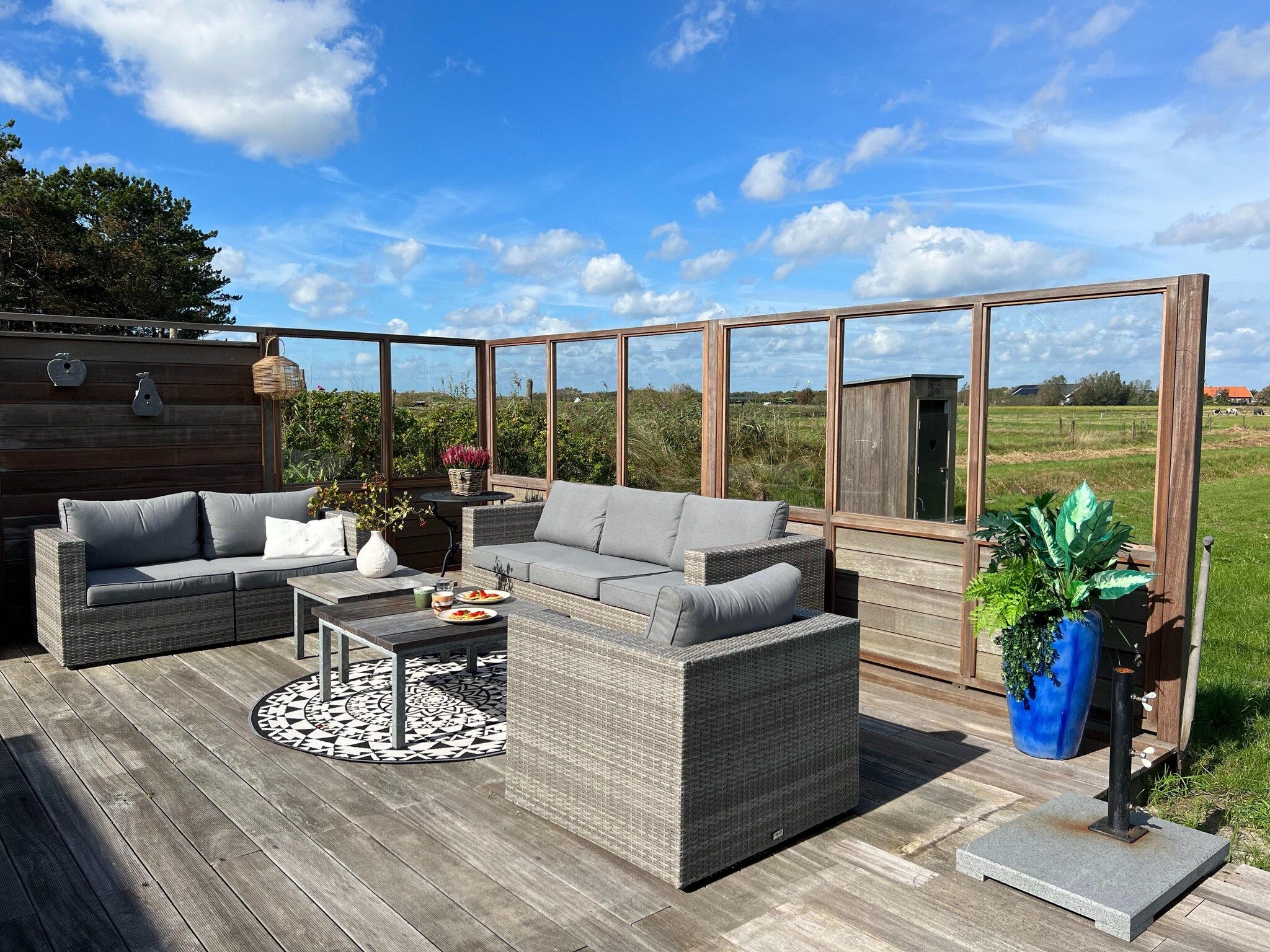 Het terras van 't Veldje in Den Hoorn
