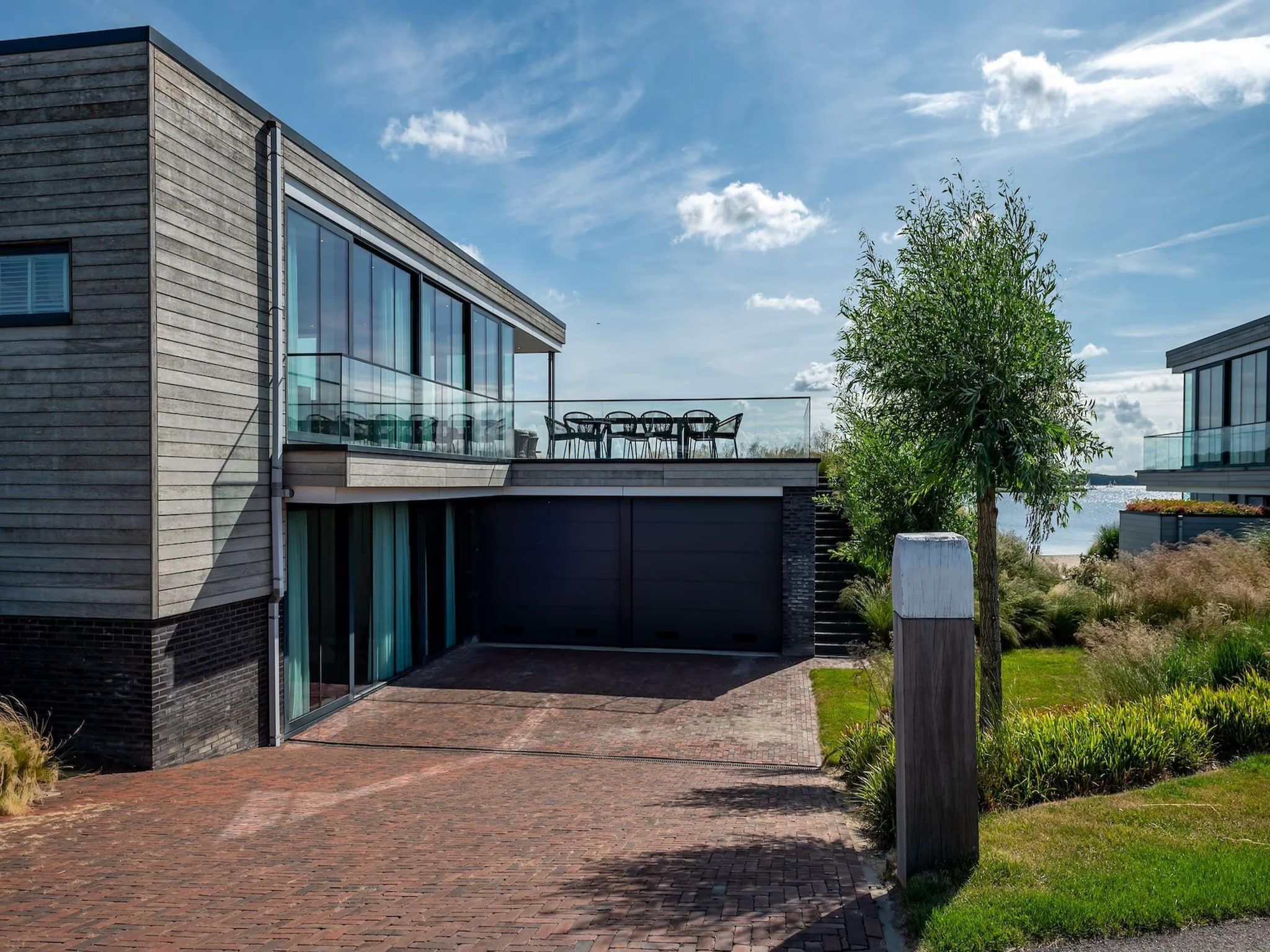 De buitenkant van Harbour Village 4 in Arnemuiden