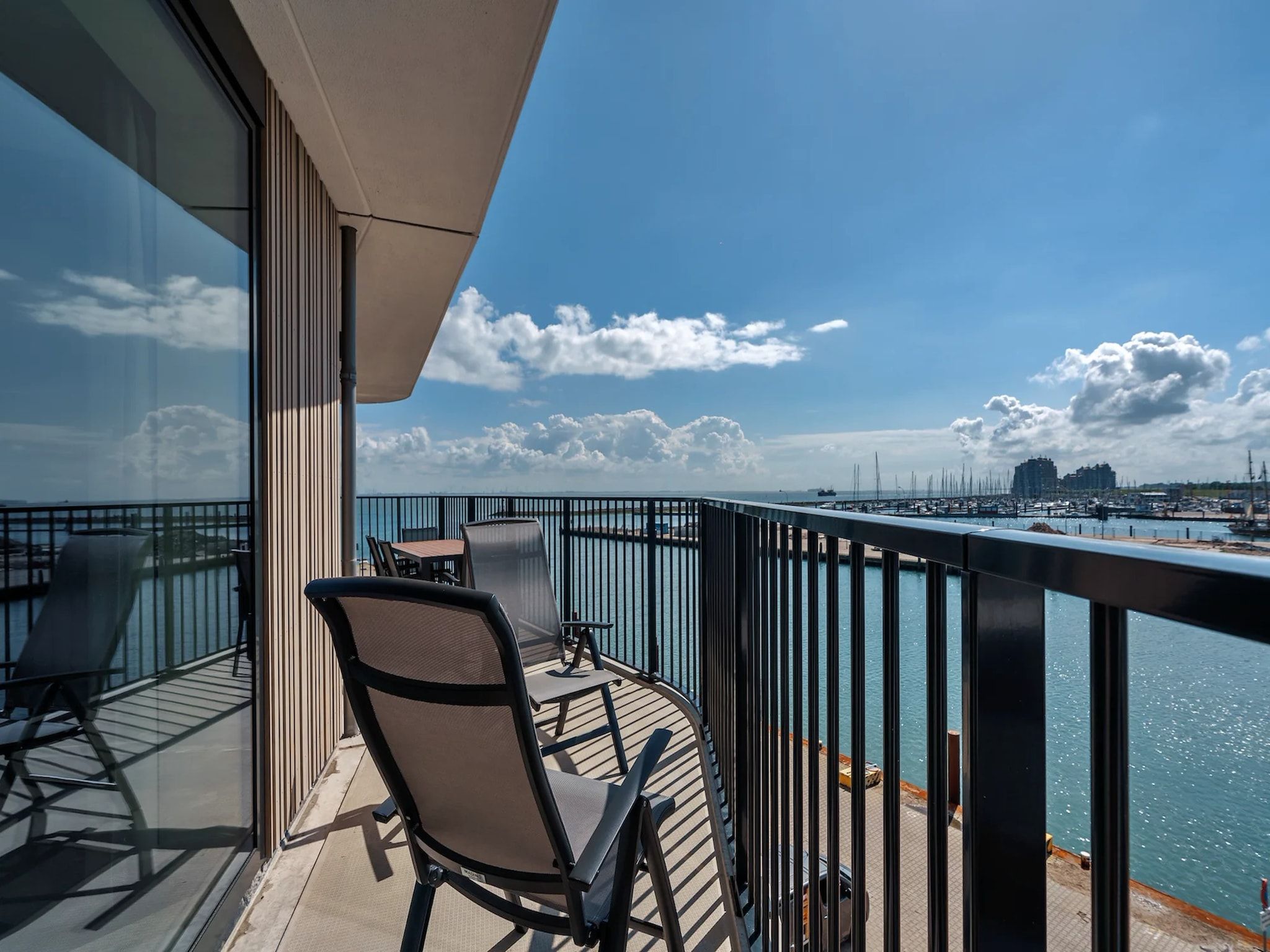 Het terras van Breskens Apartments & Penthouses 10 in Breskens