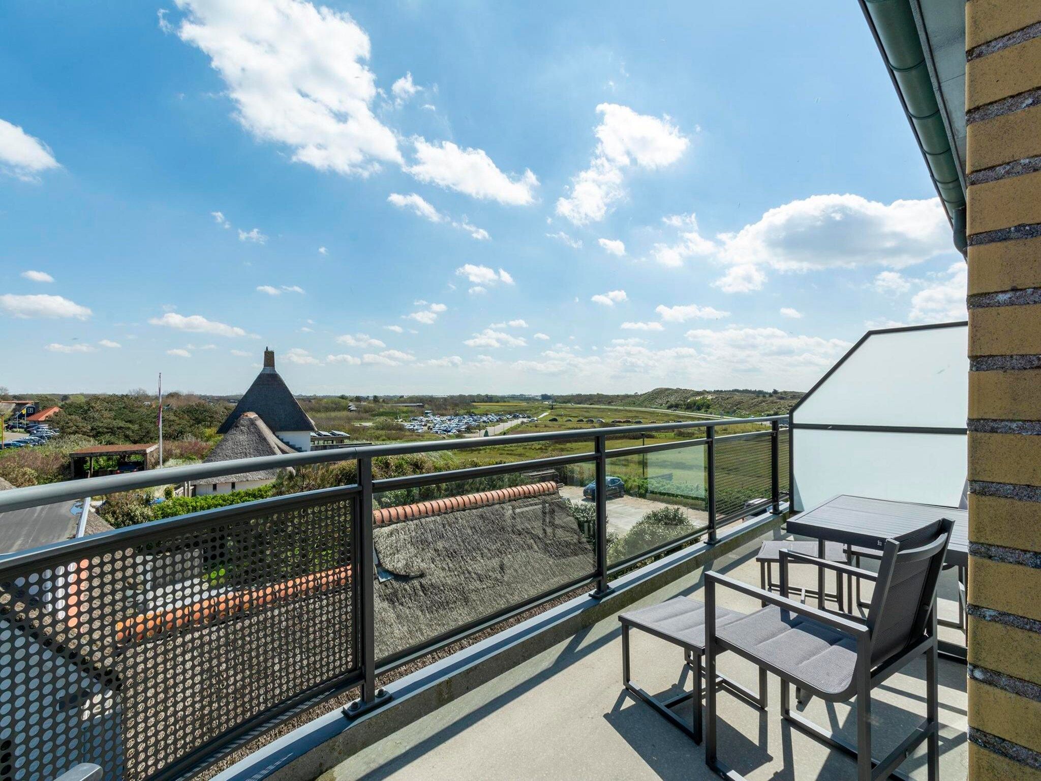 Het terras van Wijde Blick 301 in Callantsoog