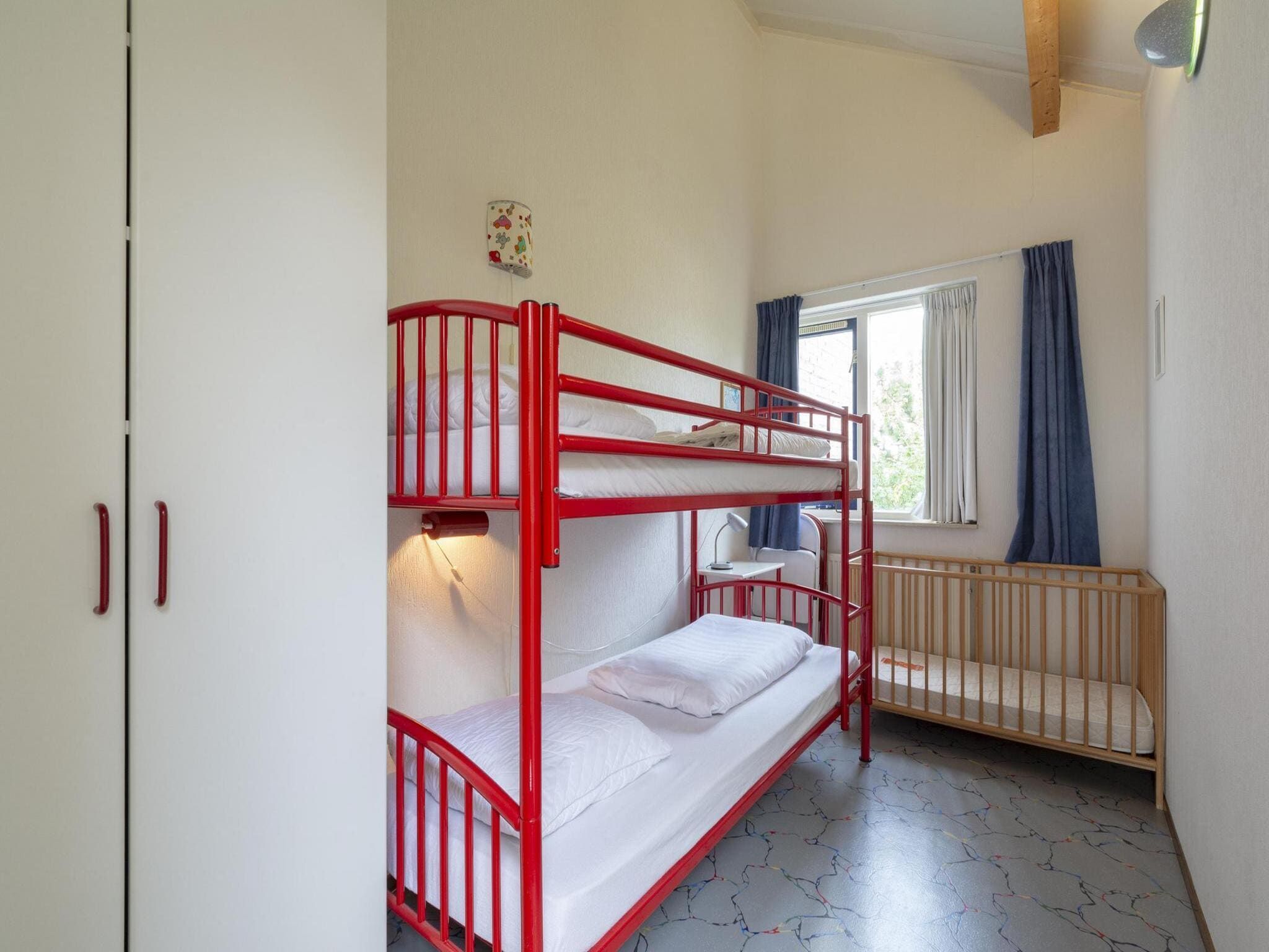 Een slaapkamer van Ooghduyne 148 in Julianadorp aan Zee