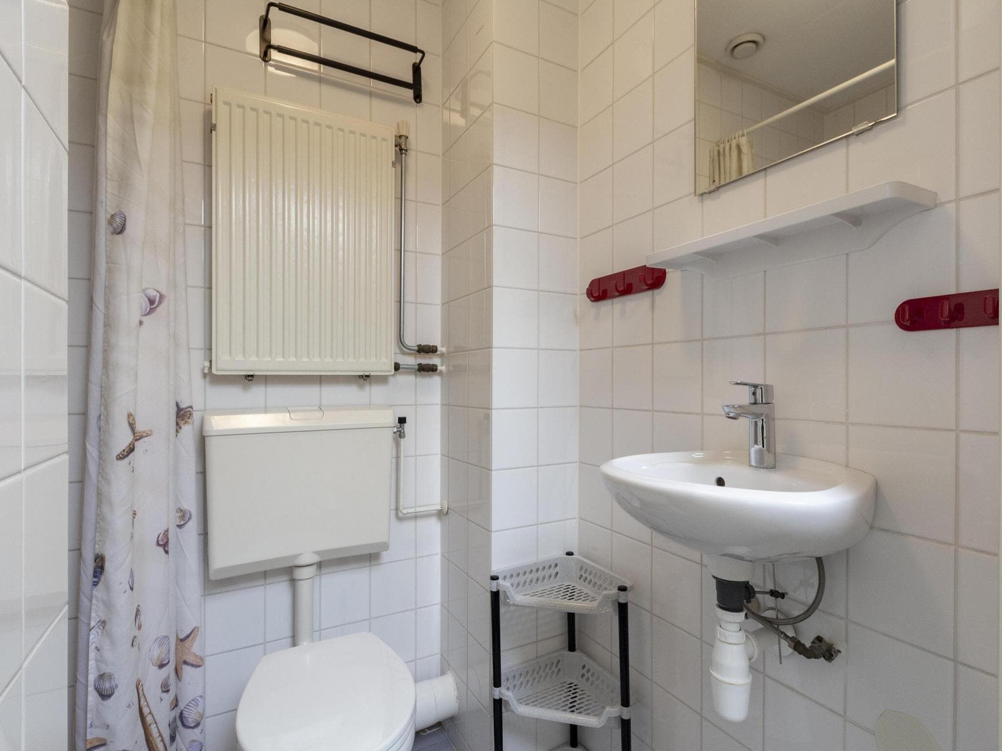 De badkamer van Ooghduyne 148 in Julianadorp aan Zee