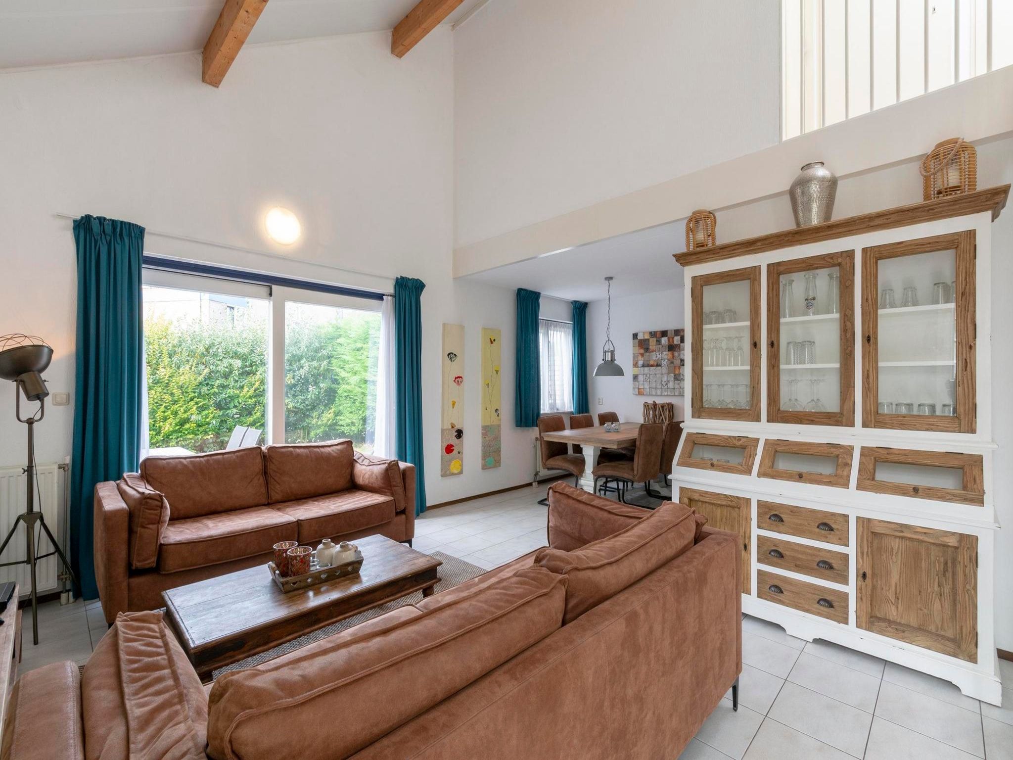 De woonkamer van Ooghduyne 187 in Julianadorp aan Zee