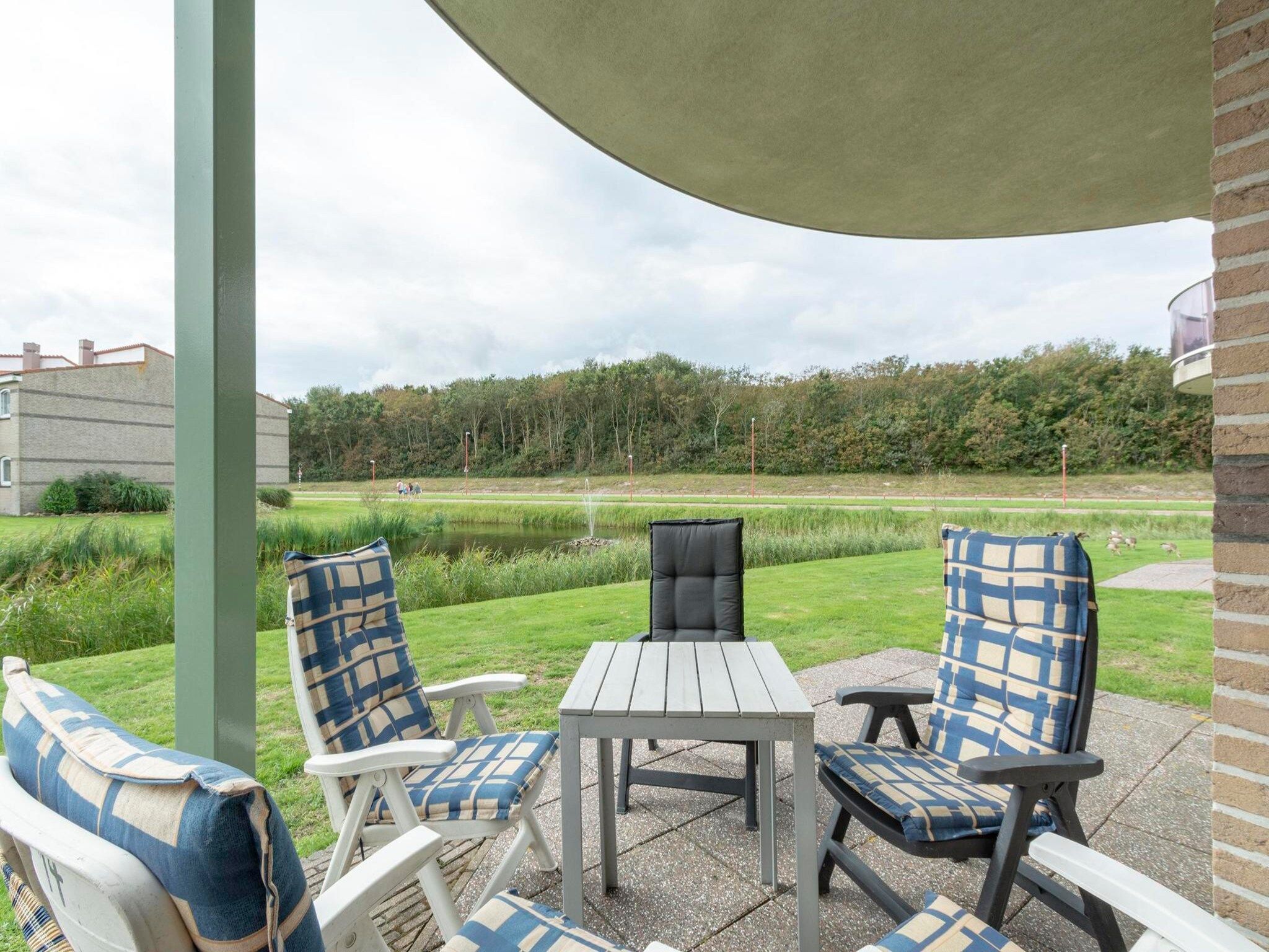 Het terras van Résidence Juliana 14 in Julianadorp aan Zee