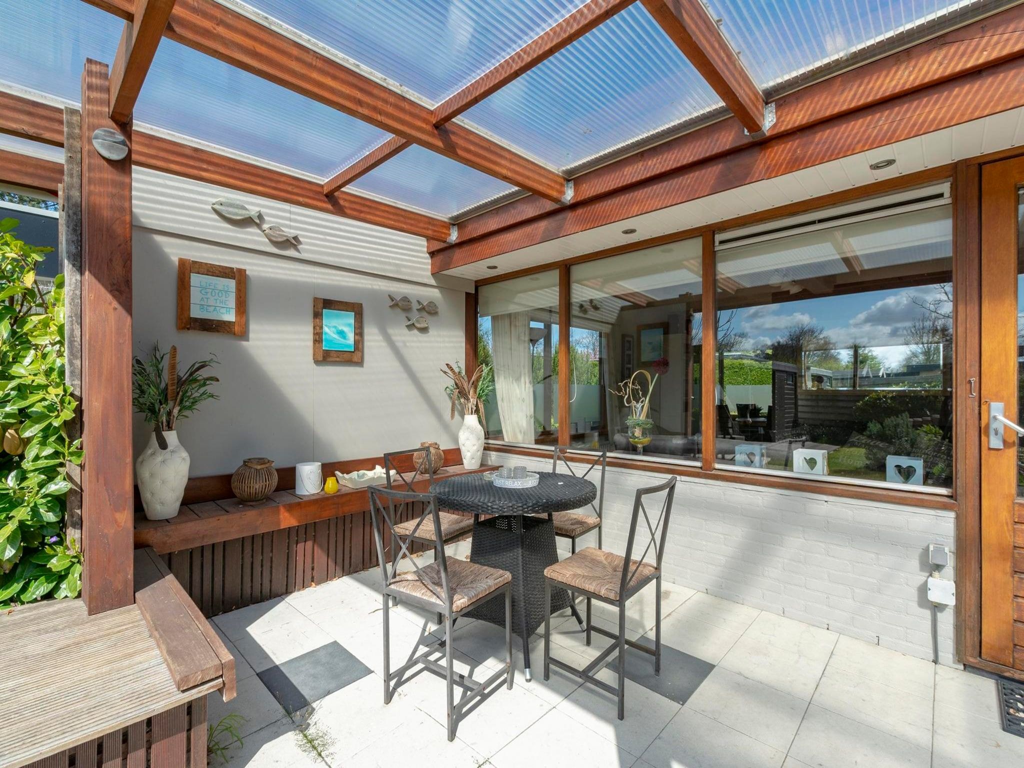 Het terras van Wildrijk 152 in Sint Maartenszee