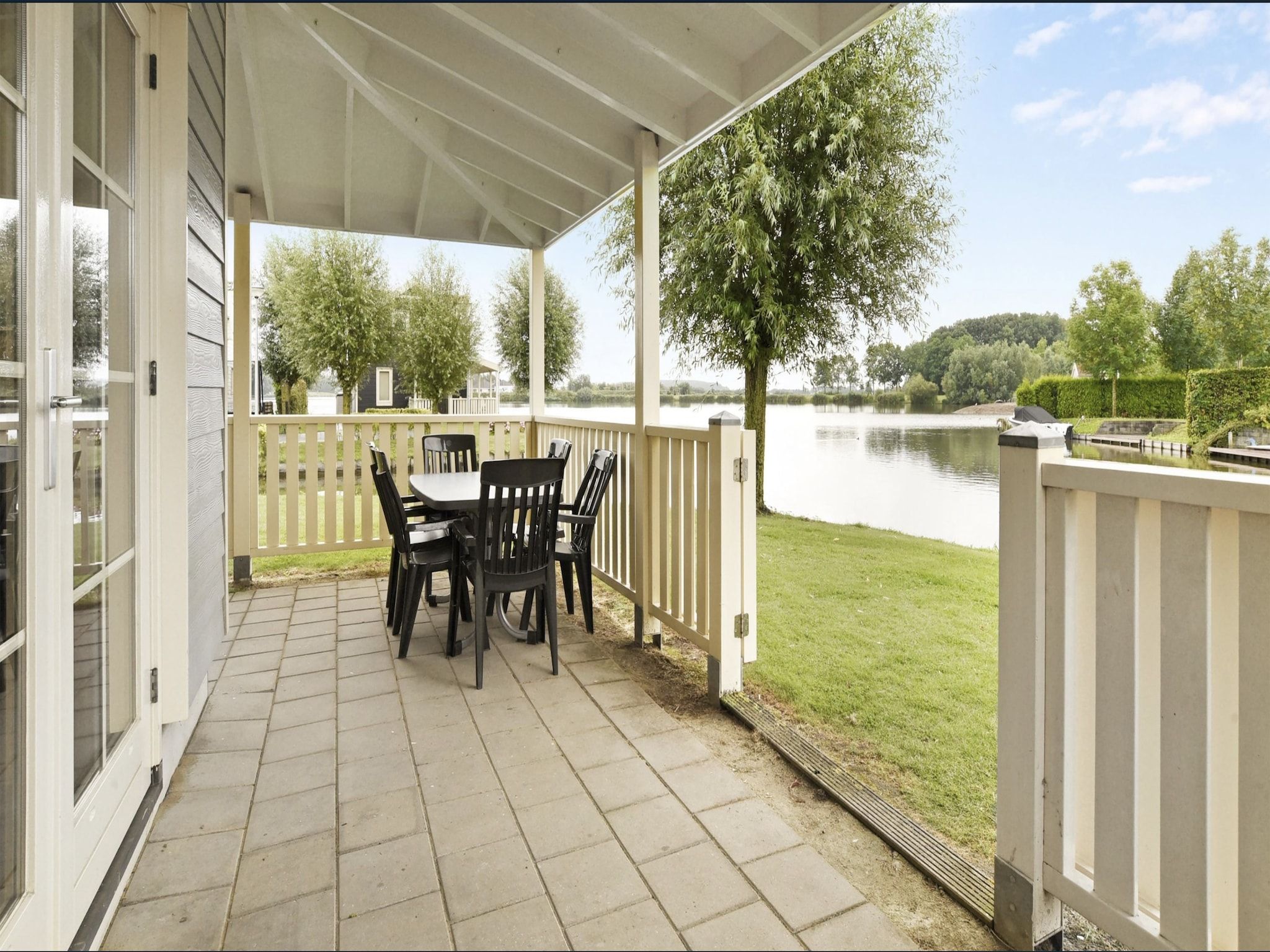 Het terras van Luxe 032 in Simonshaven