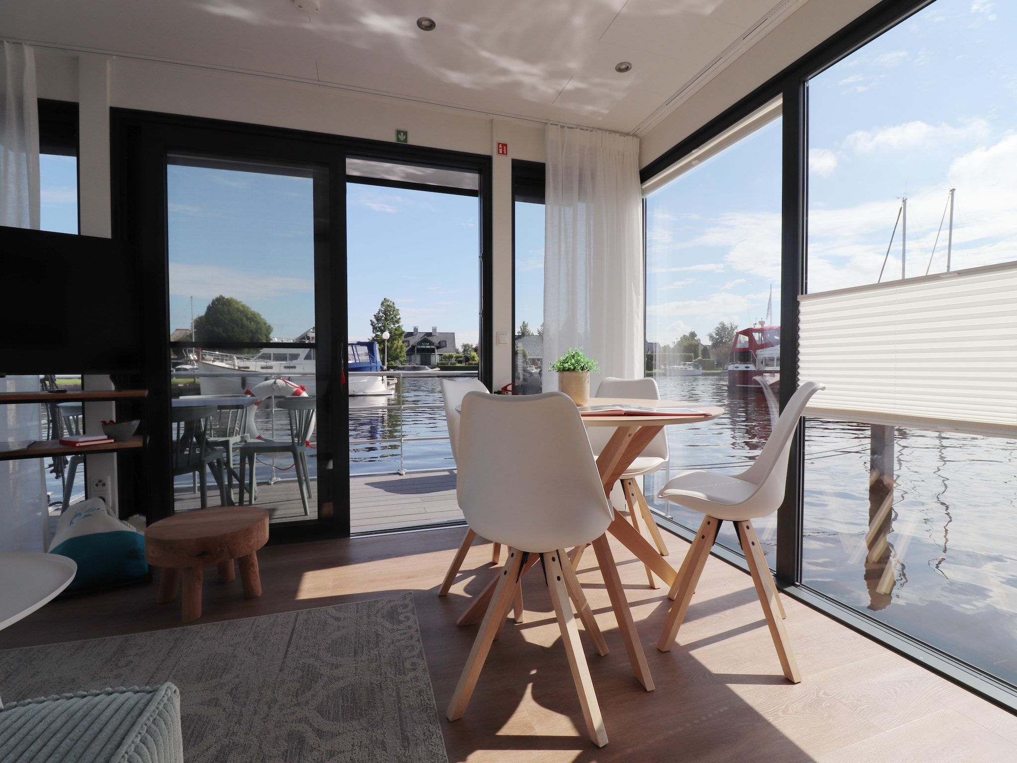 De eetkamer van Houseboat Refugio in Lemmer