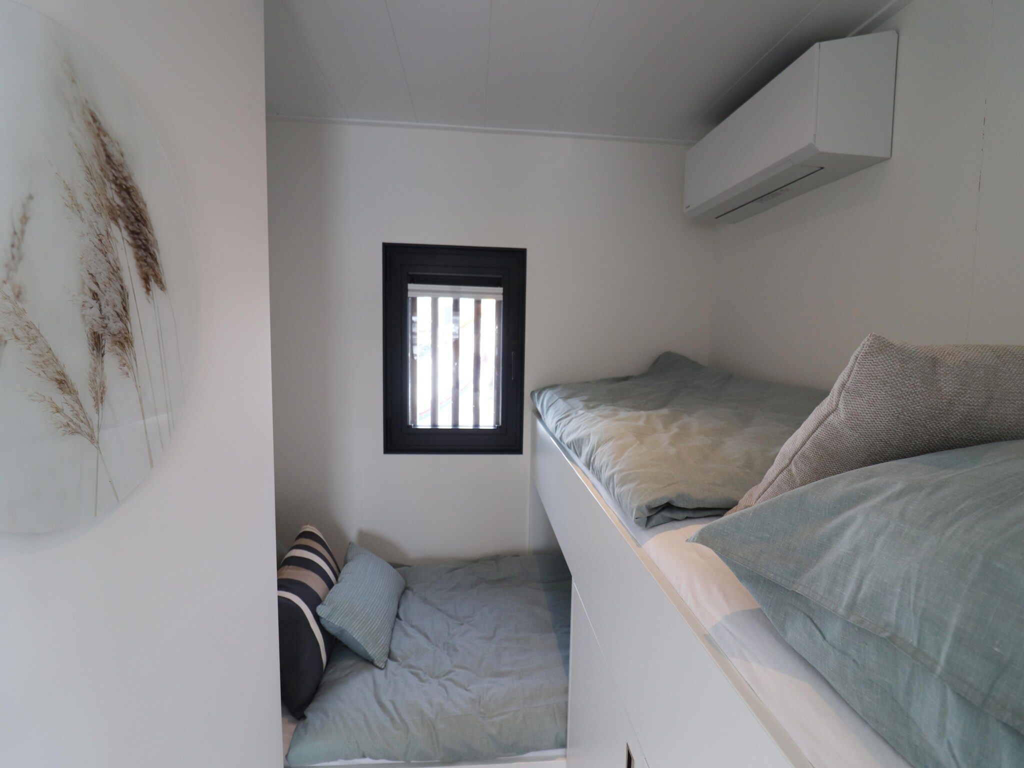 Een slaapkamer van Houseboat Refugio in Lemmer