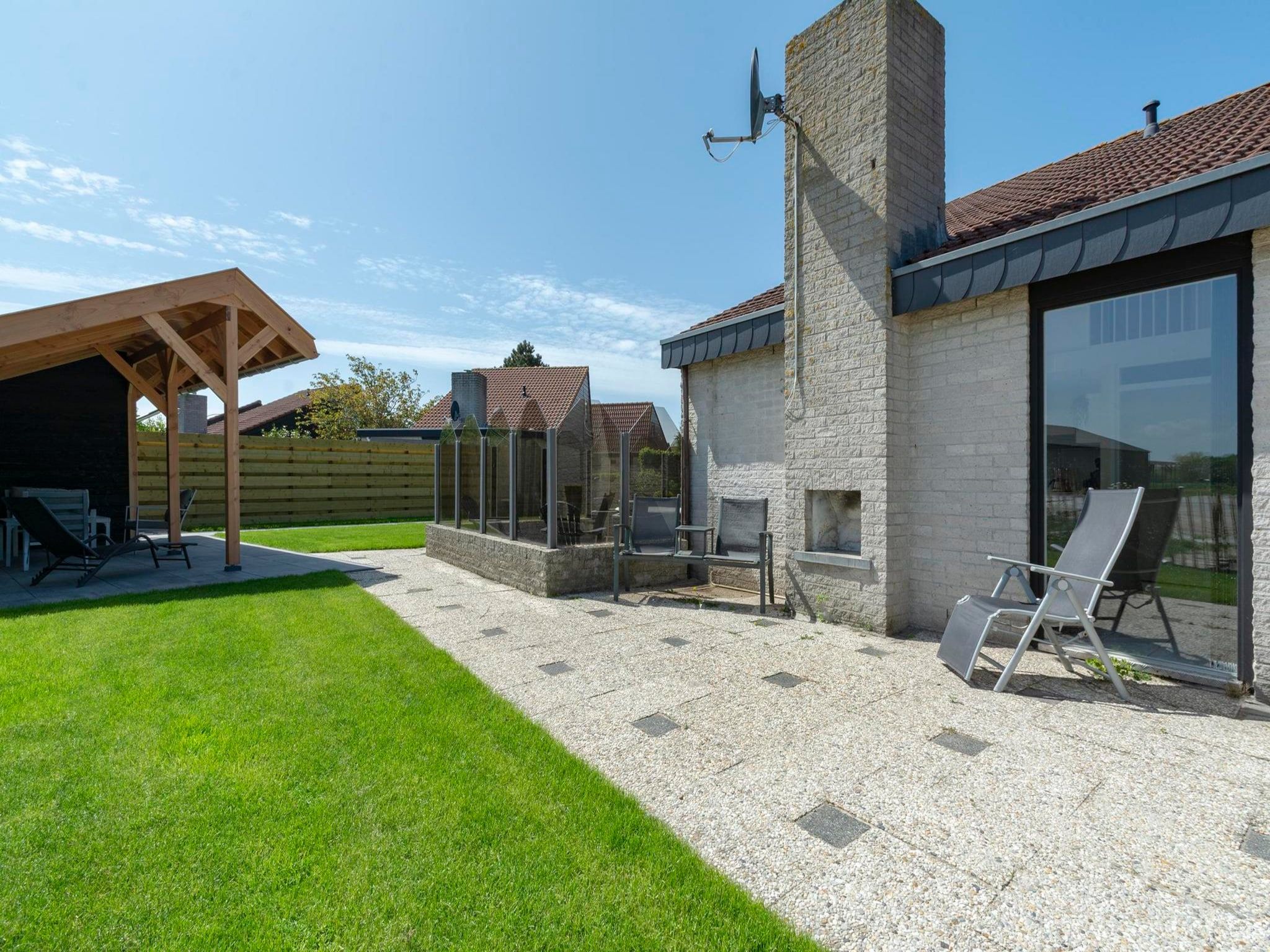Het terras van Yperhof 58 in Julianadorp aan Zee