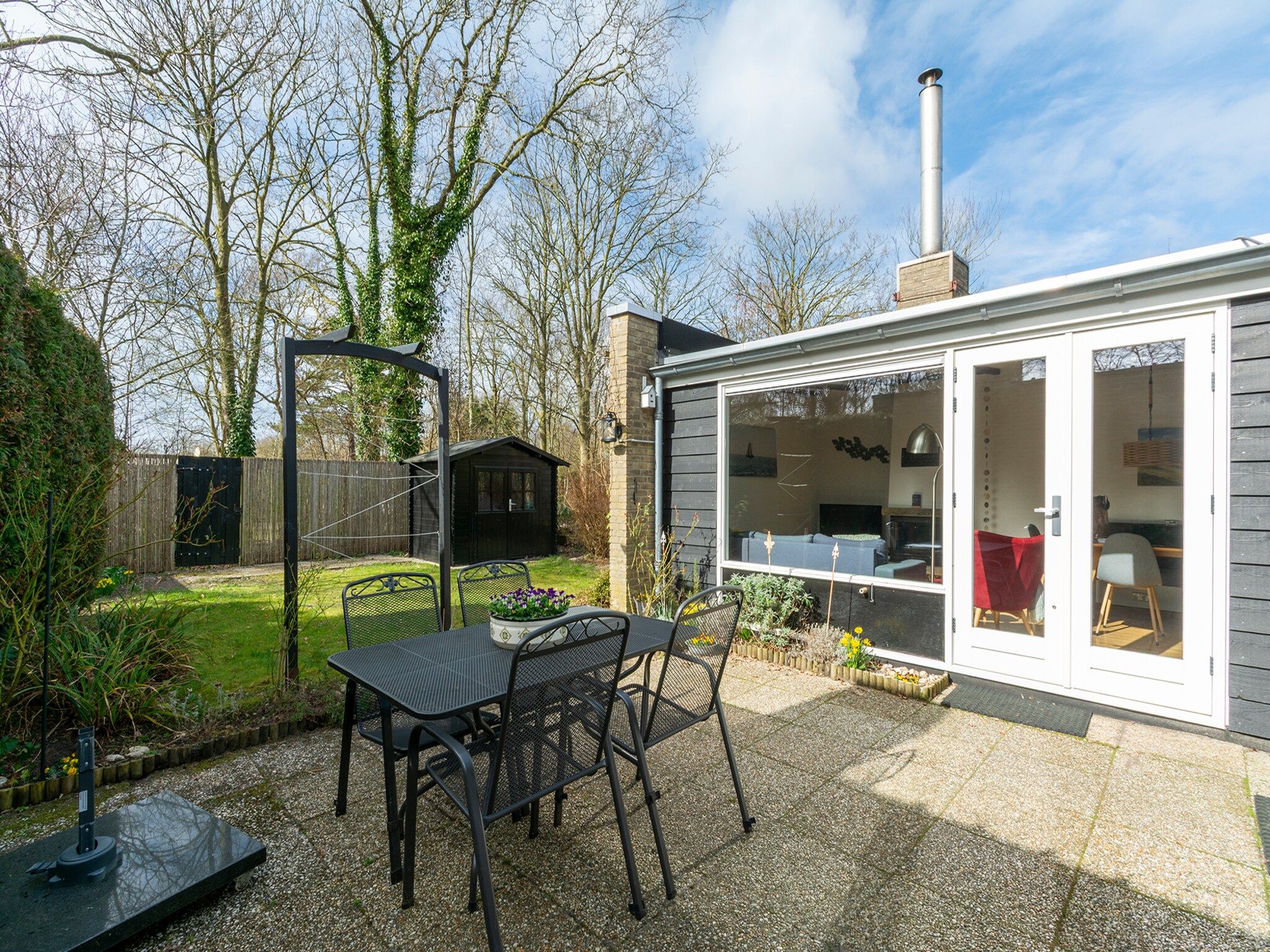 Het terras van Duinland 135 in Sint Maartenszee