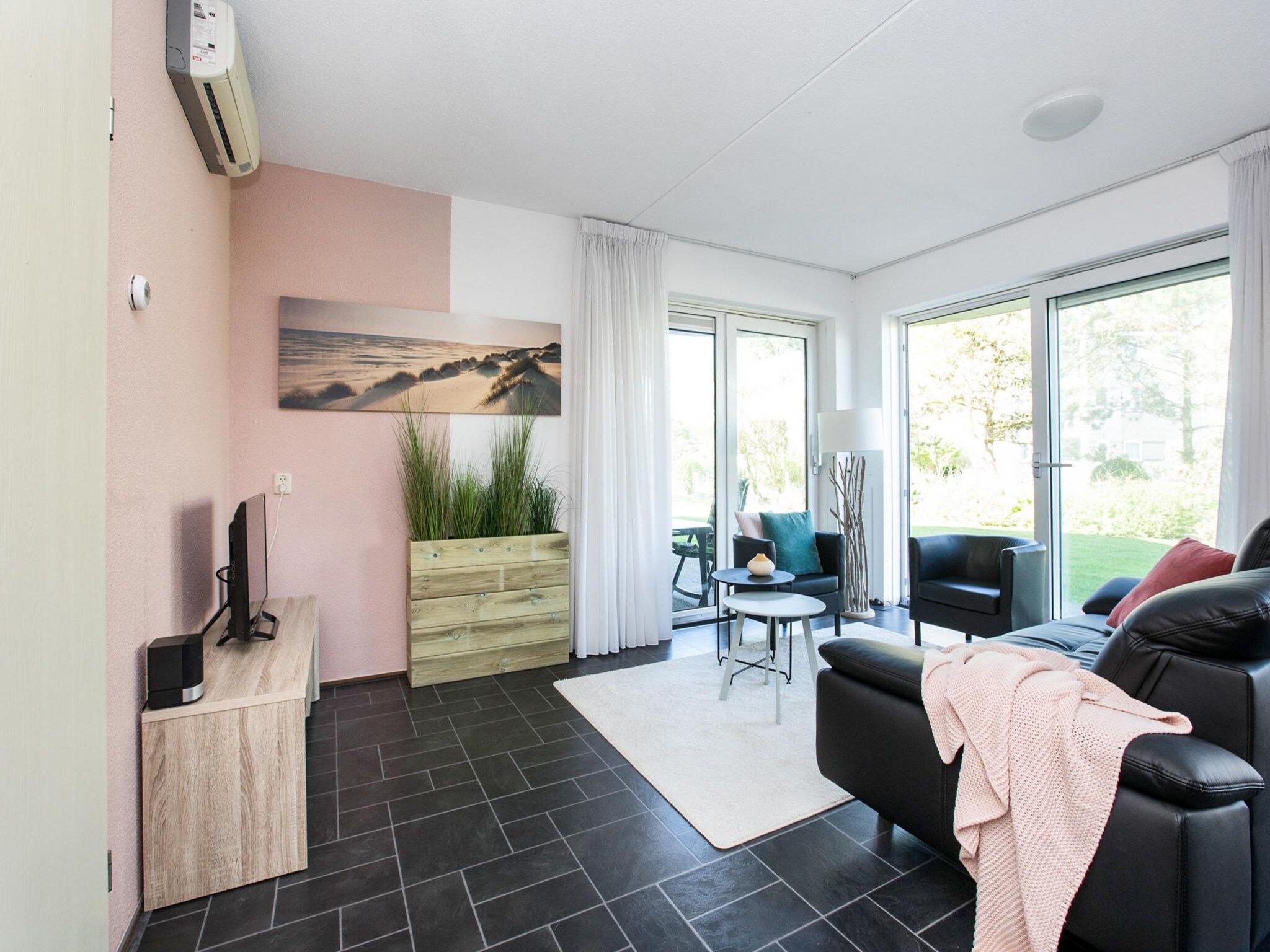 De woonkamer van Résidence Juliana 56 in Julianadorp aan Zee