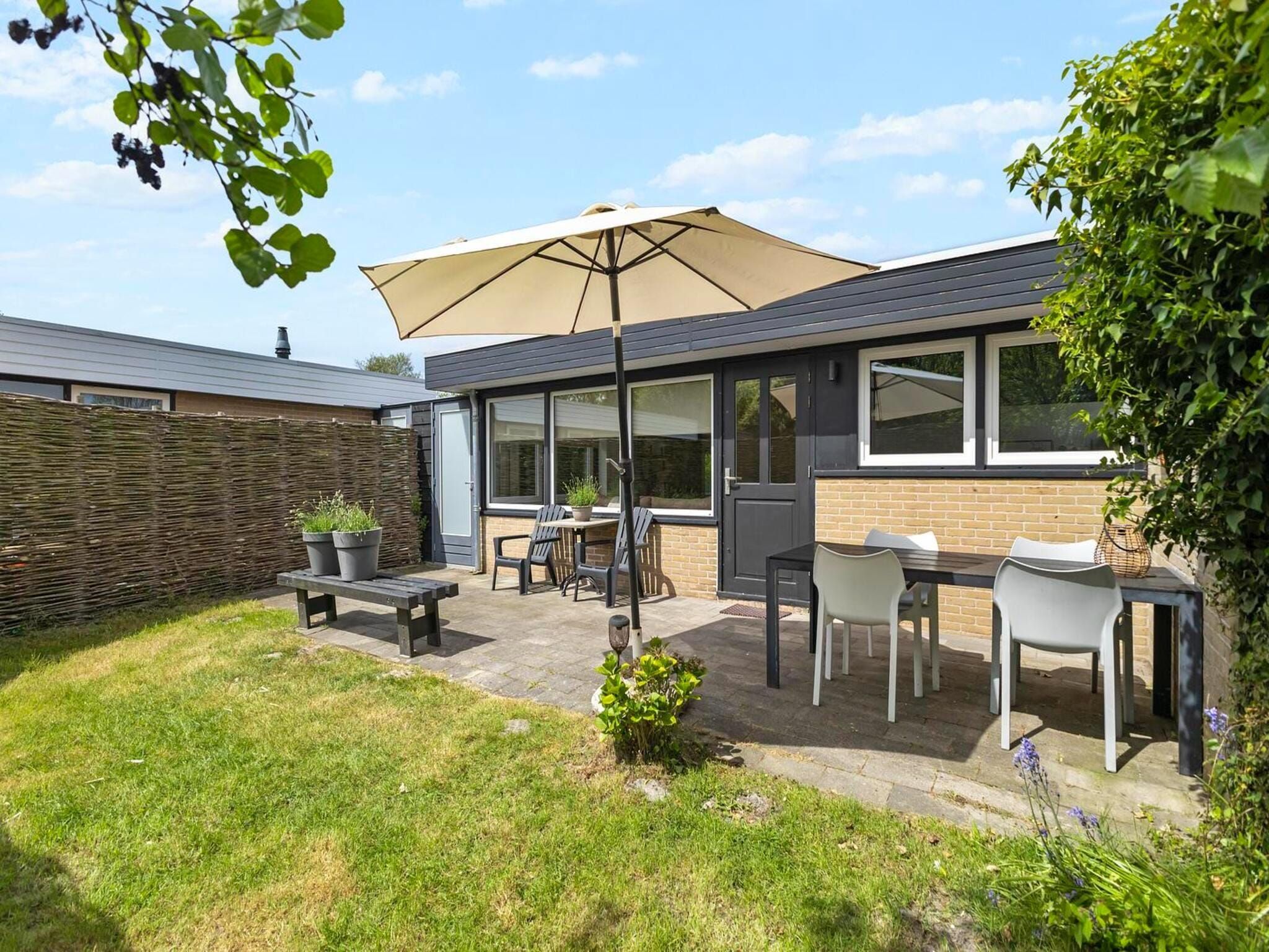 De tuin van Duinland 15 in Sint Maartenszee