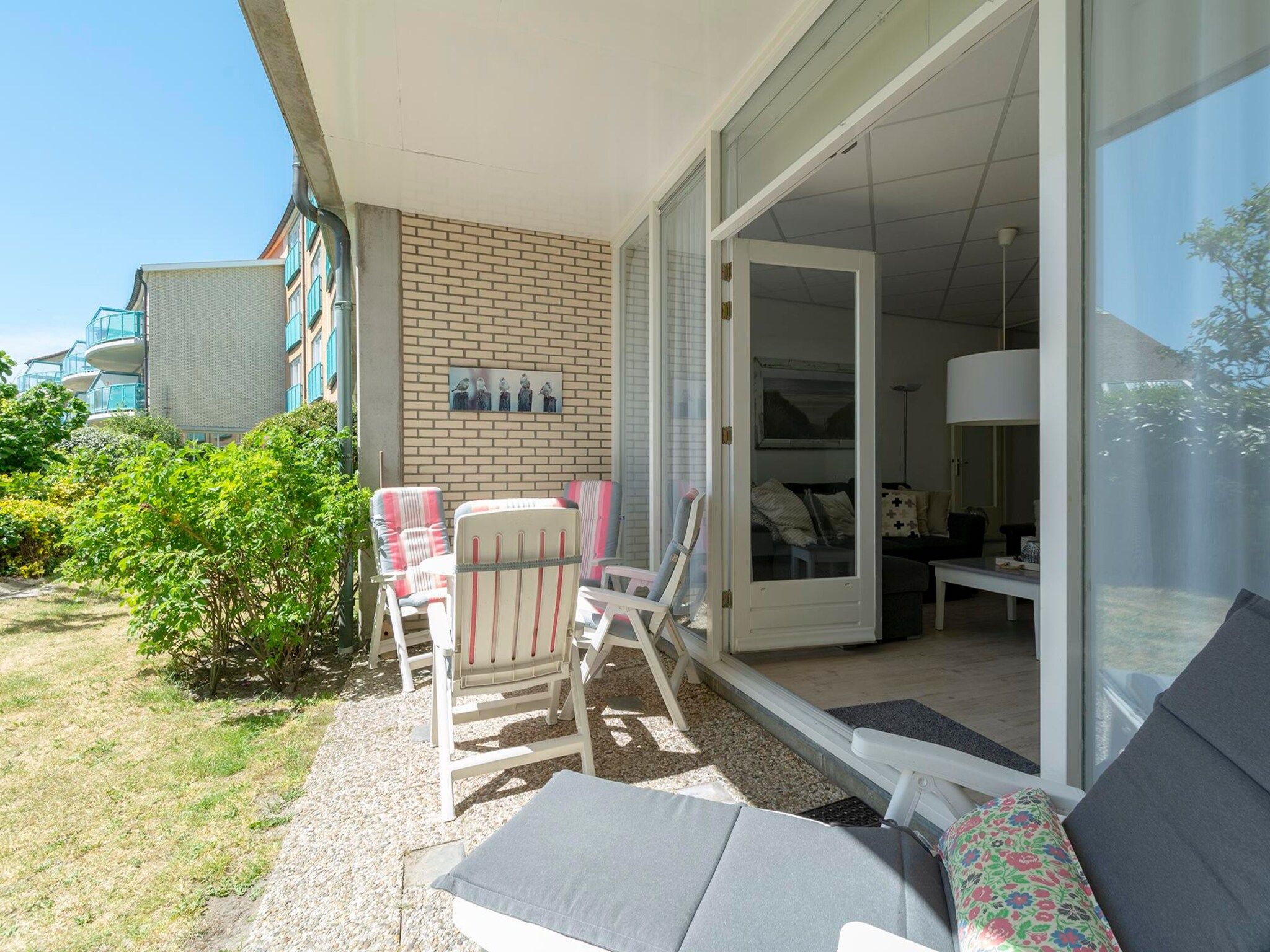Het terras van Strandslag 107 in Julianadorp aan Zee