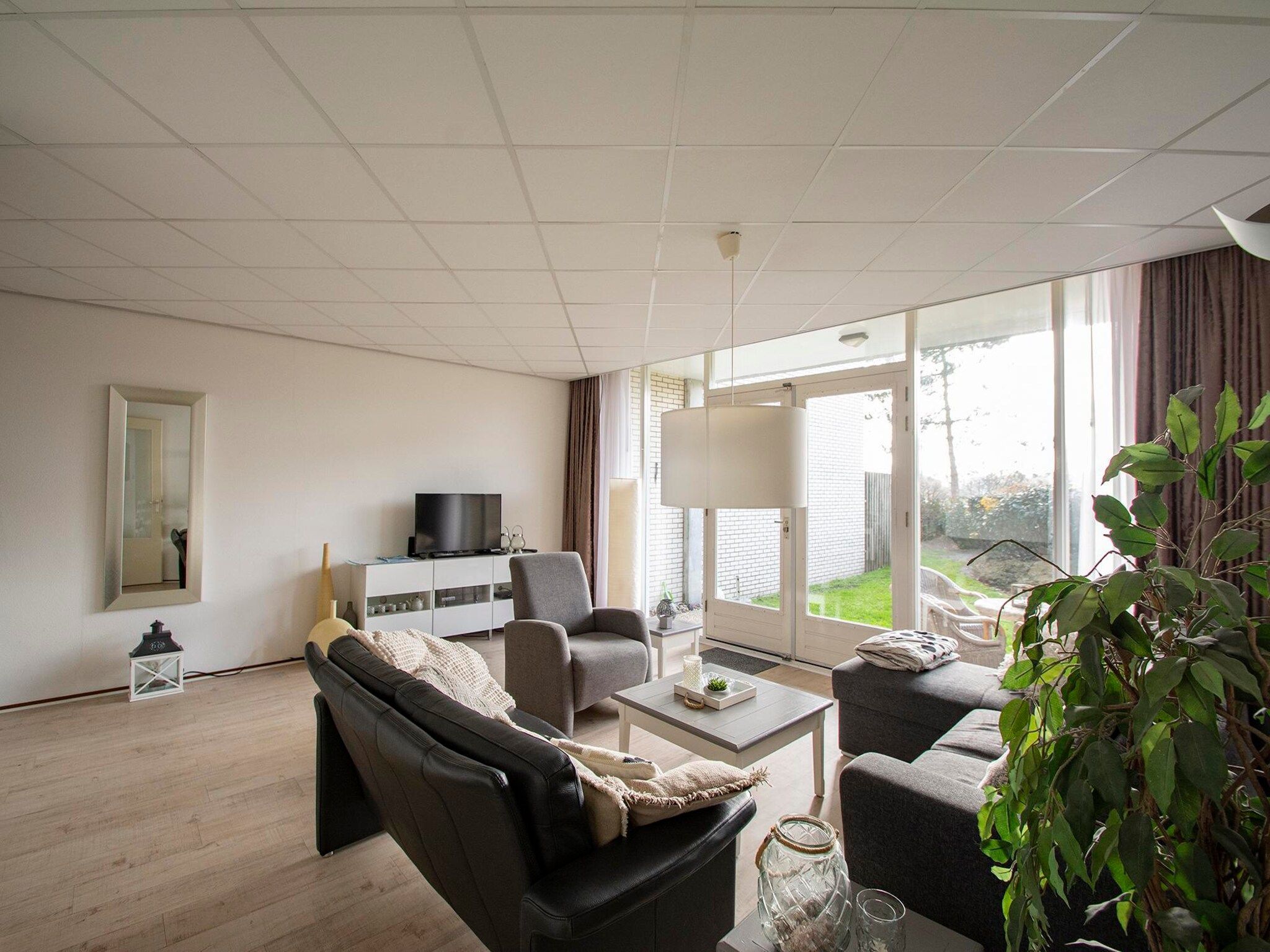 De woonkamer van Strandslag 107 in Julianadorp aan Zee
