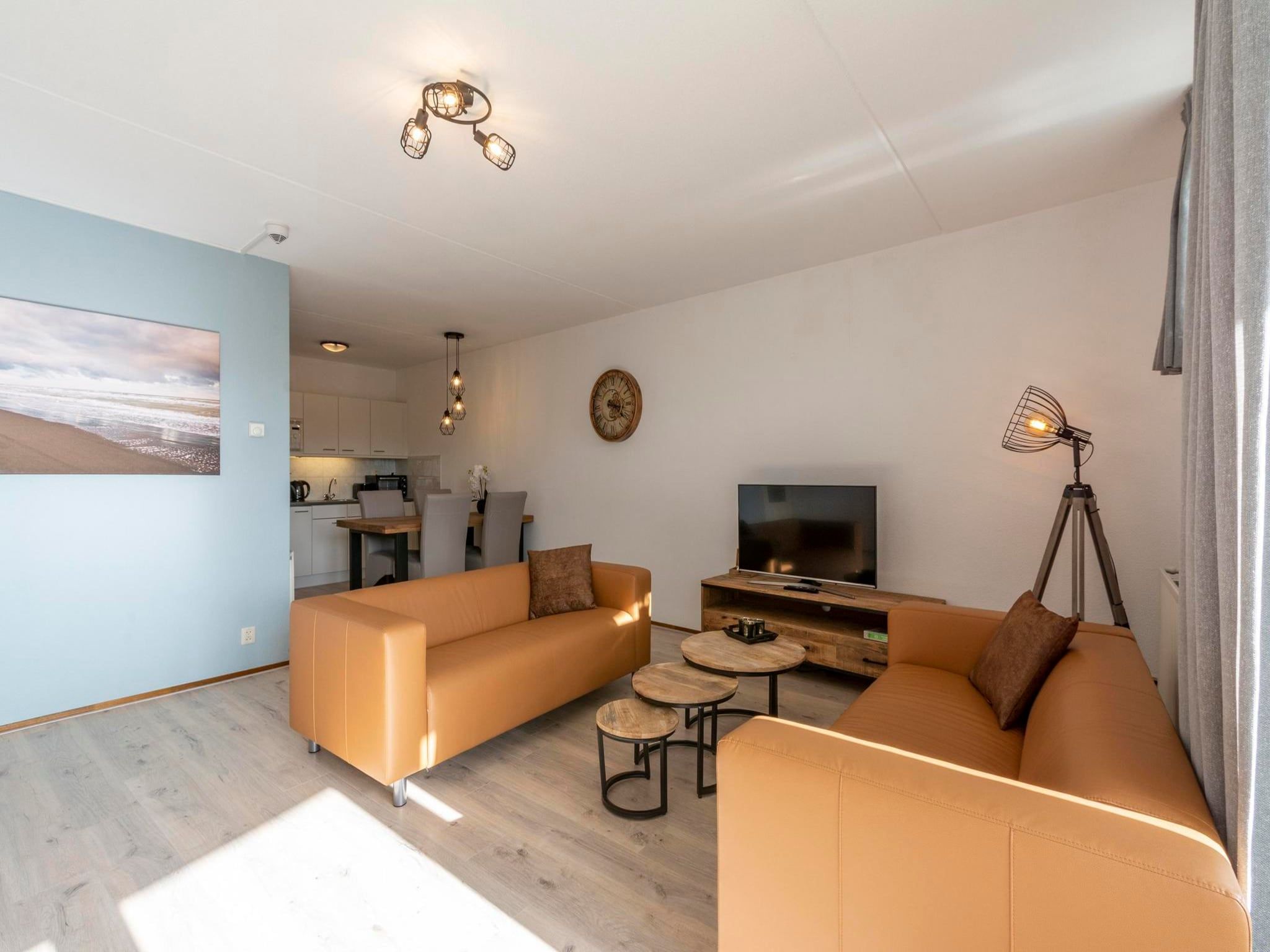 De woonkamer van Strandslag 127 in Julianadorp aan Zee