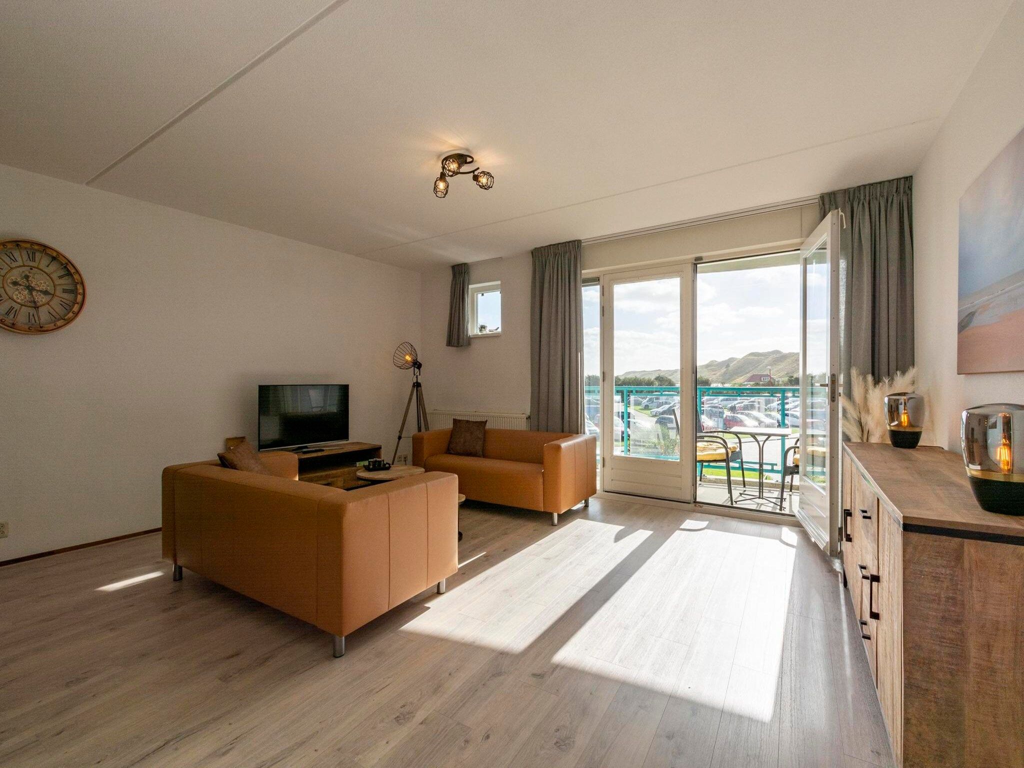 De woonkamer van Strandslag 127 in Julianadorp aan Zee