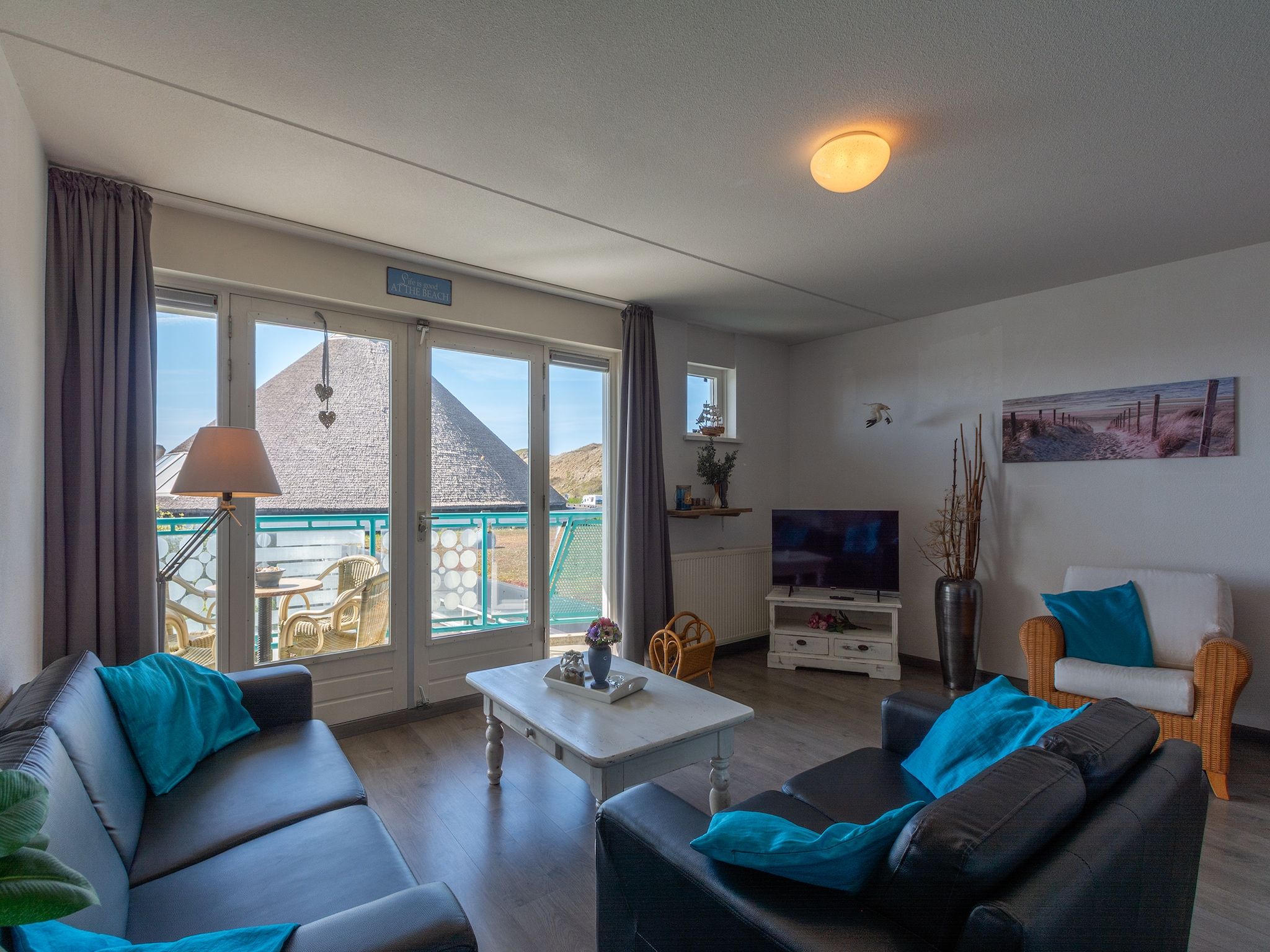De woonkamer van Strandslag 157 in Julianadorp aan Zee