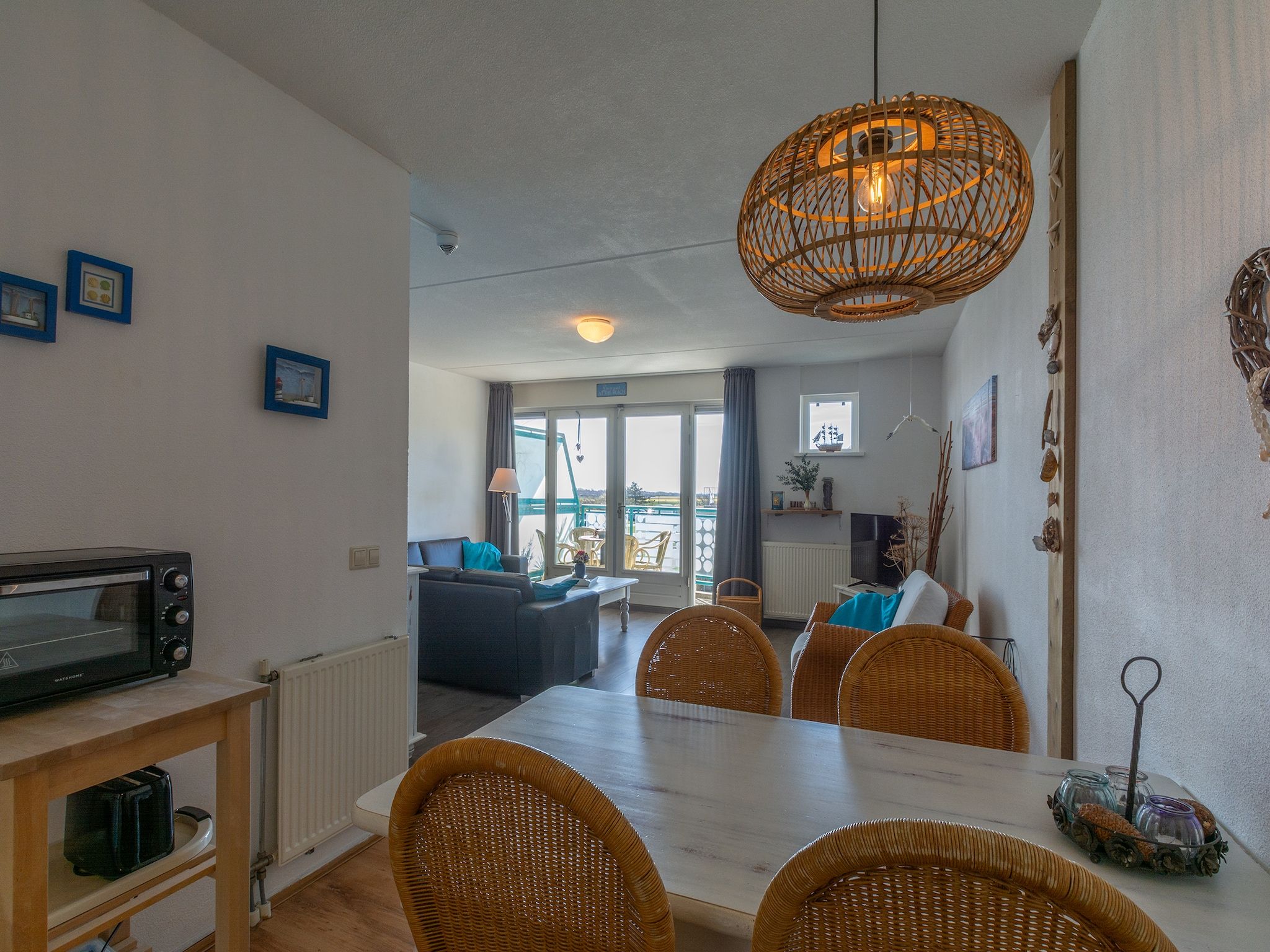 De eetkamer van Strandslag 157 in Julianadorp aan Zee