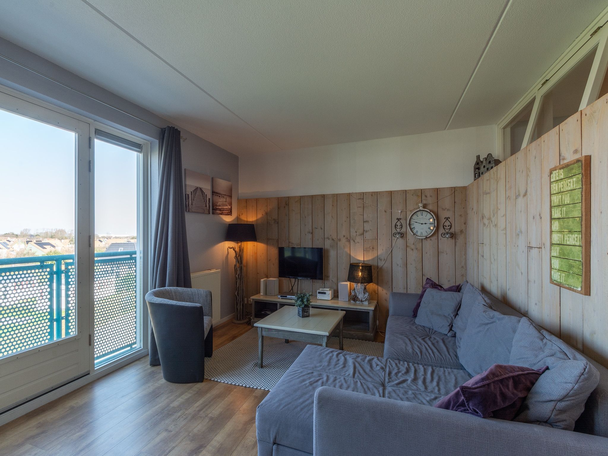 De woonkamer van Strandslag 193 in Julianadorp aan Zee