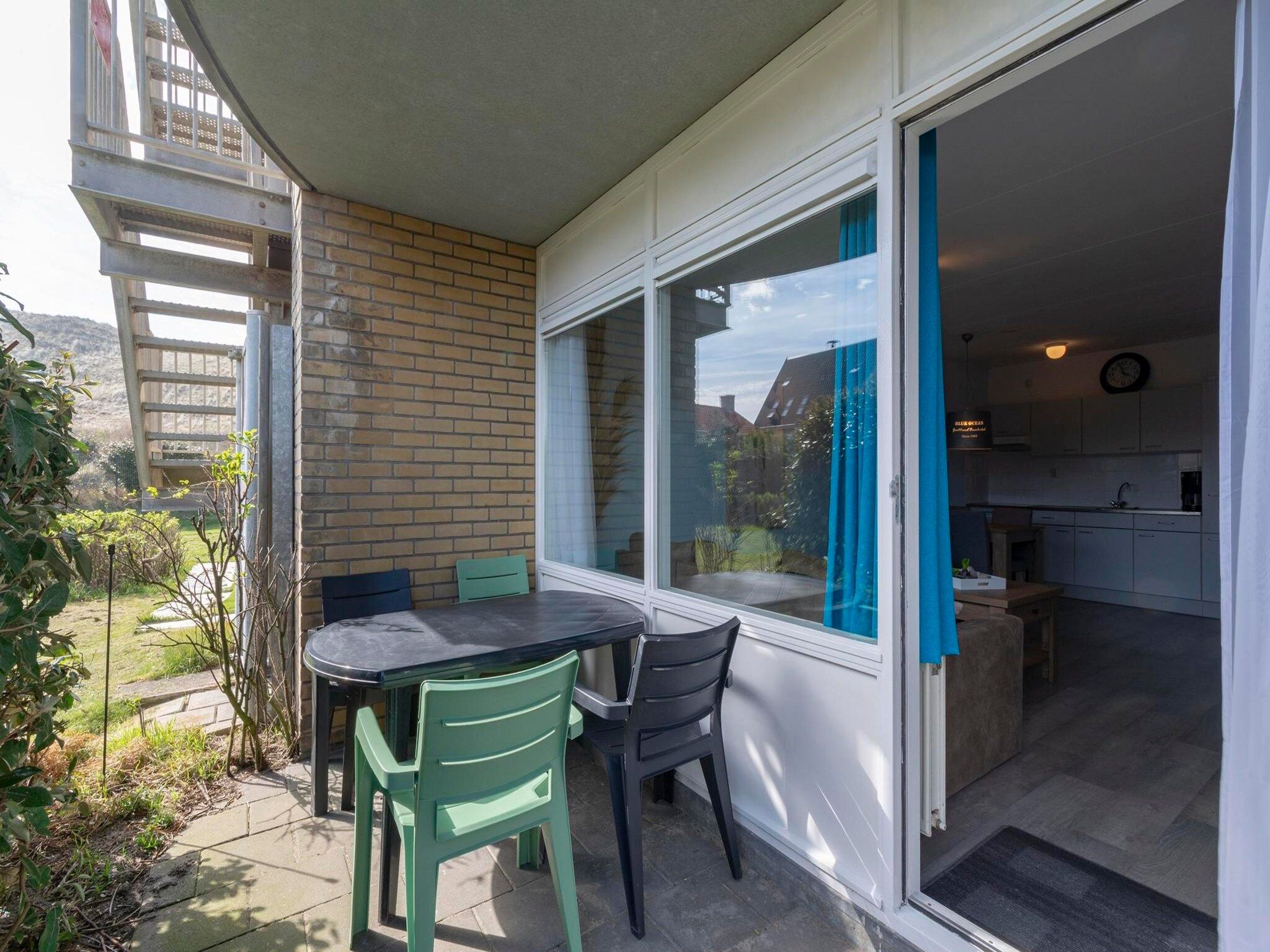 Het terras van Beach Appartement 11 in Callantsoog