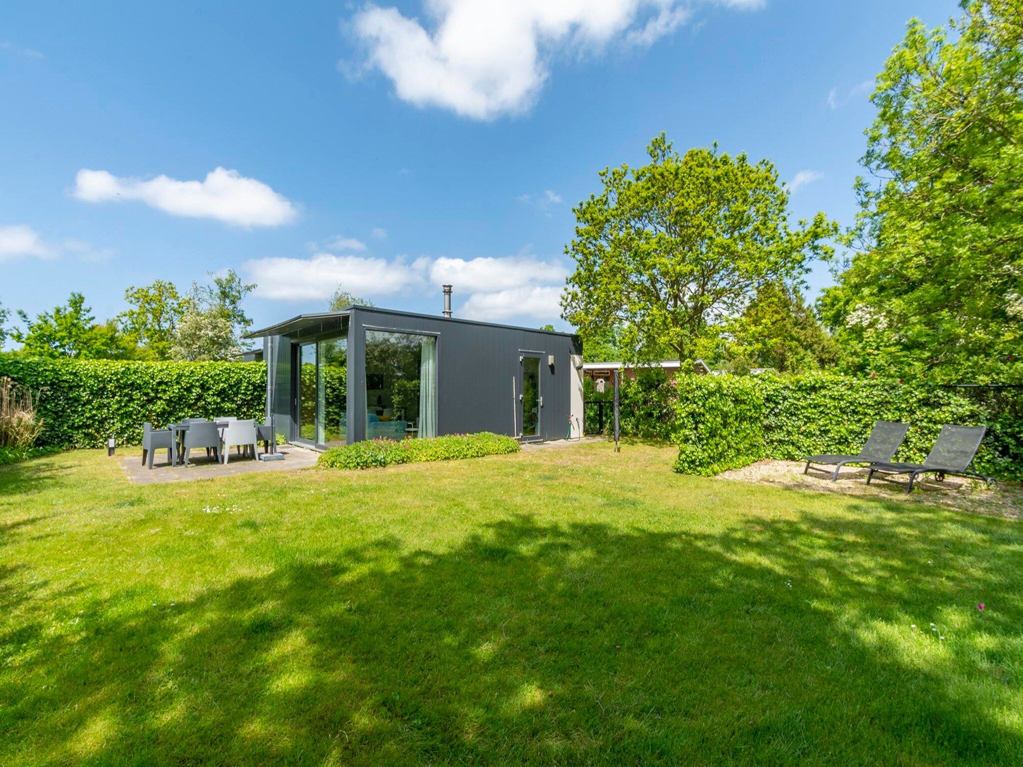 De tuin van Strandhuis Uitwaayer in Sint Maartensvlotbrug