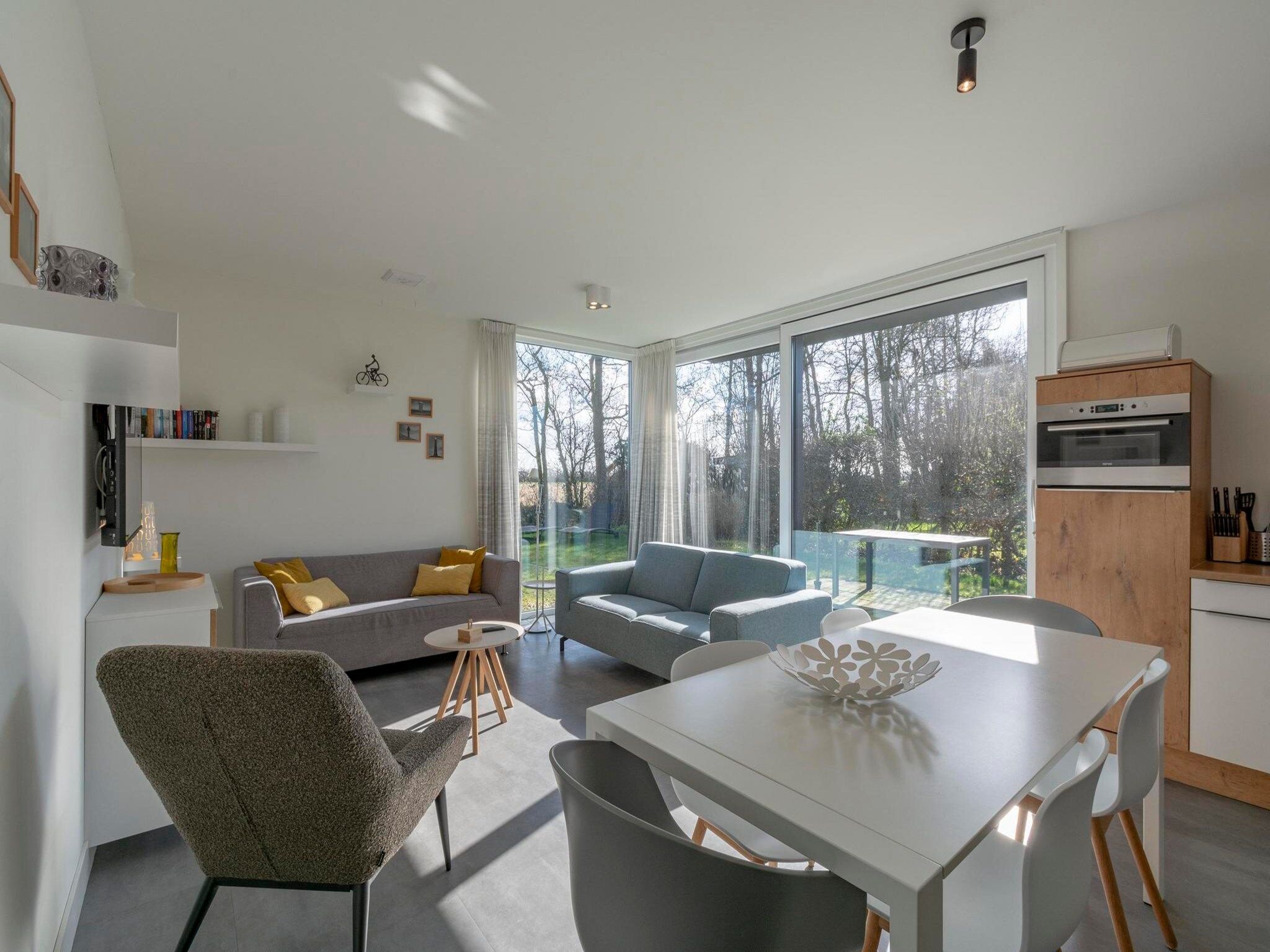 De woonkamer van Strandhuis Uitwaayer in Sint Maartensvlotbrug