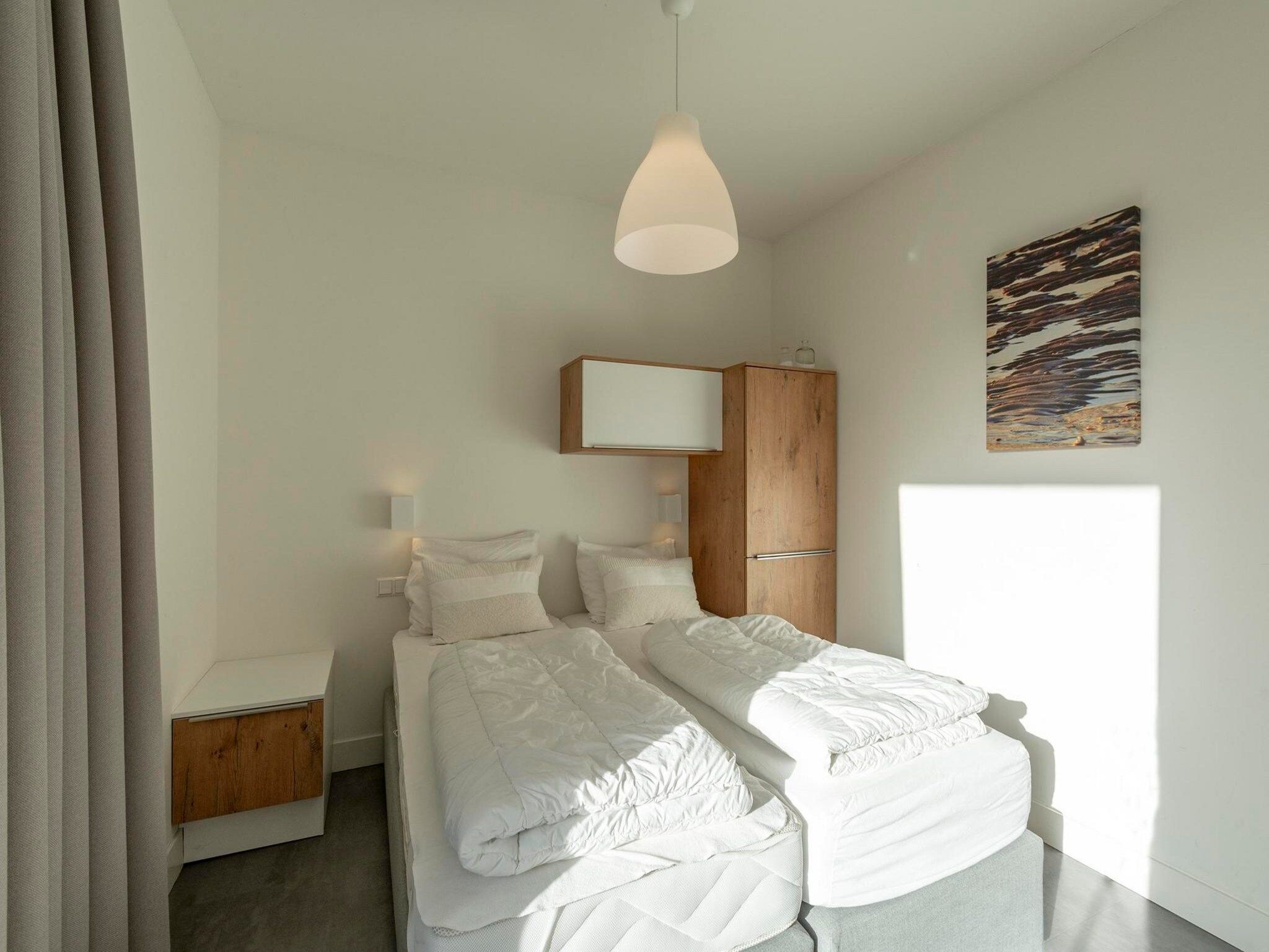 Een slaapkamer van Strandhuis Uitwaayer in Sint Maartensvlotbrug