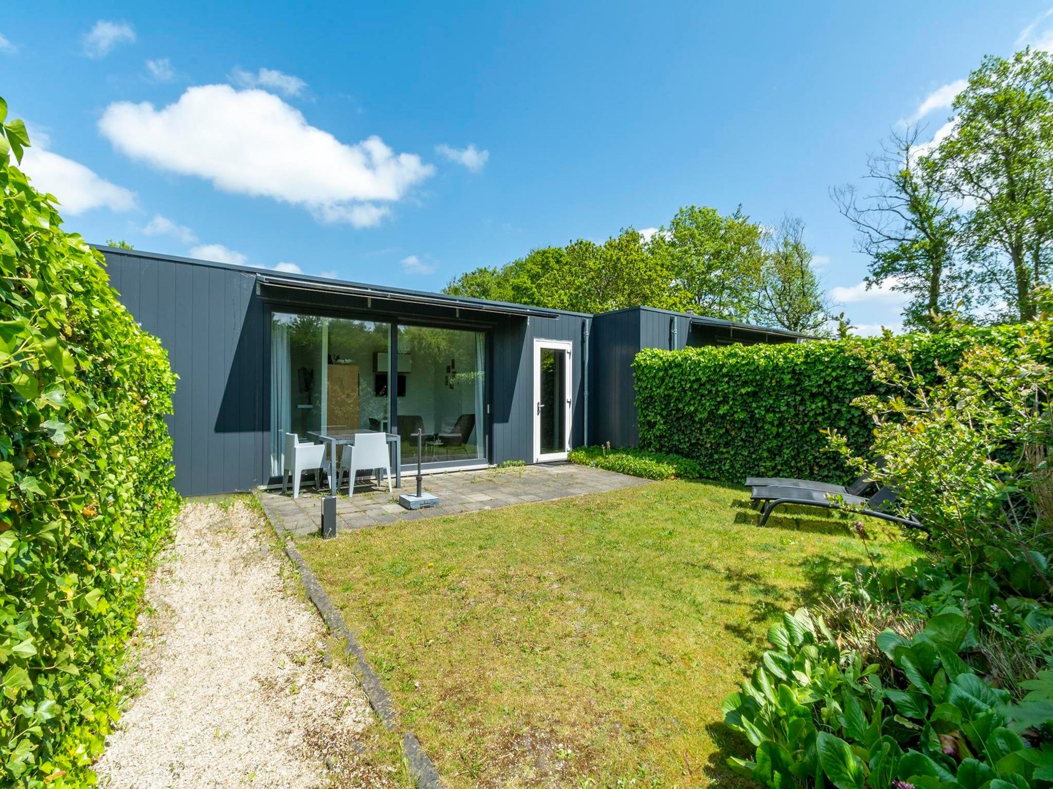 De tuin van Strandhuis Uitwaayer in Sint Maartensvlotbrug