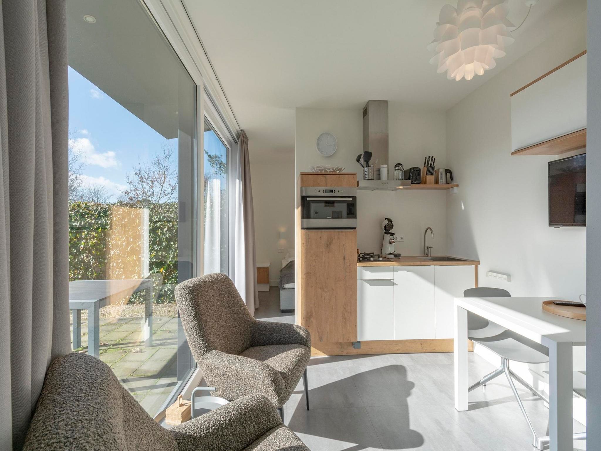 De woonkamer van Strandhuis Uitwaayer in Sint Maartensvlotbrug