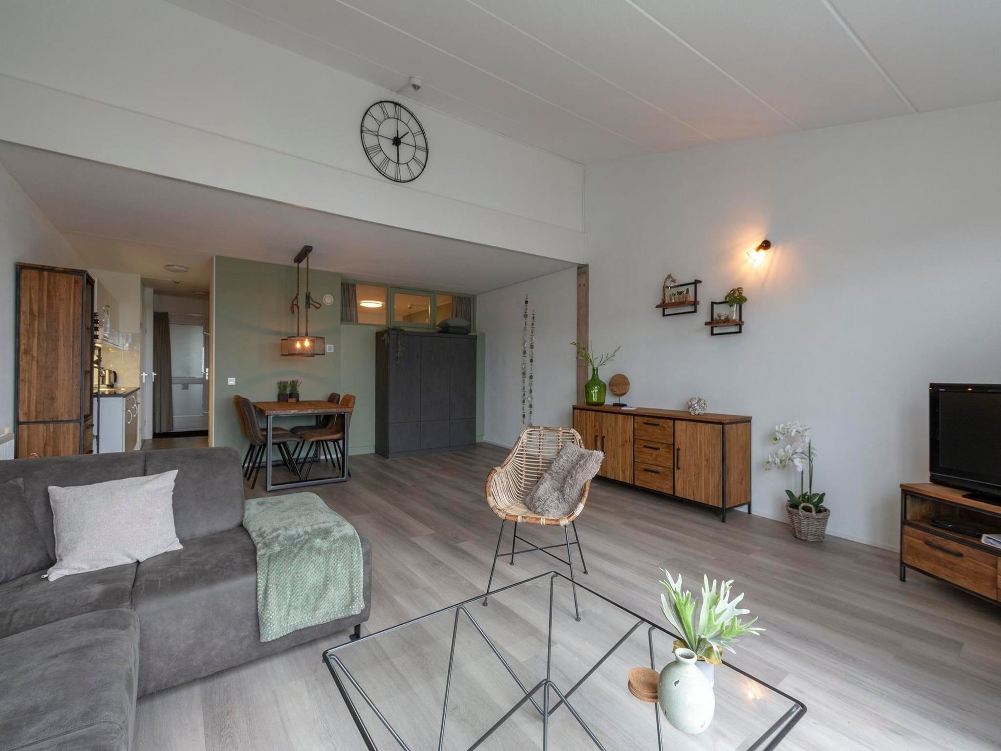 De woonkamer van Strandslag 203 in Julianadorp aan Zee