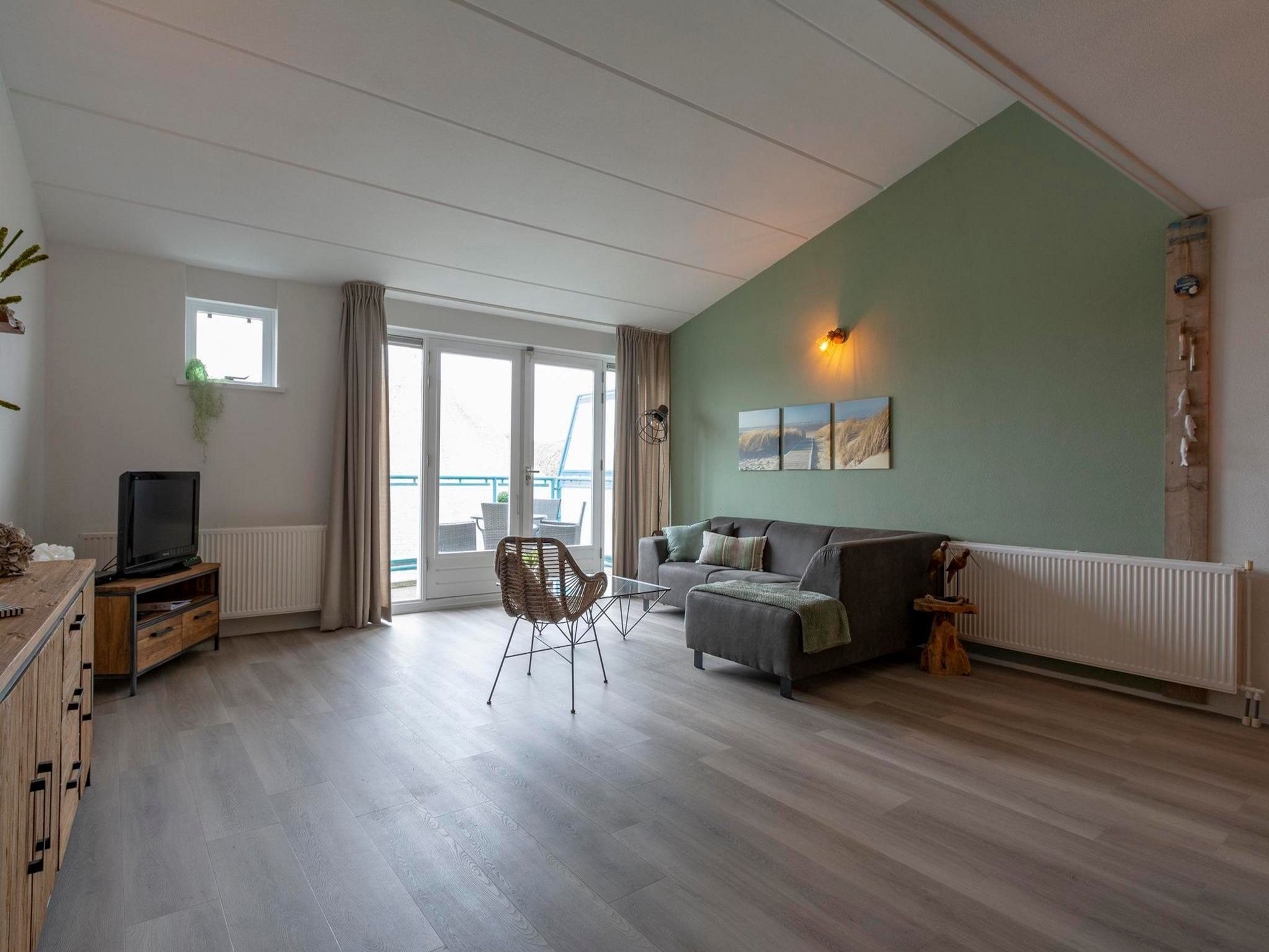 De woonkamer van Strandslag 203 in Julianadorp aan Zee
