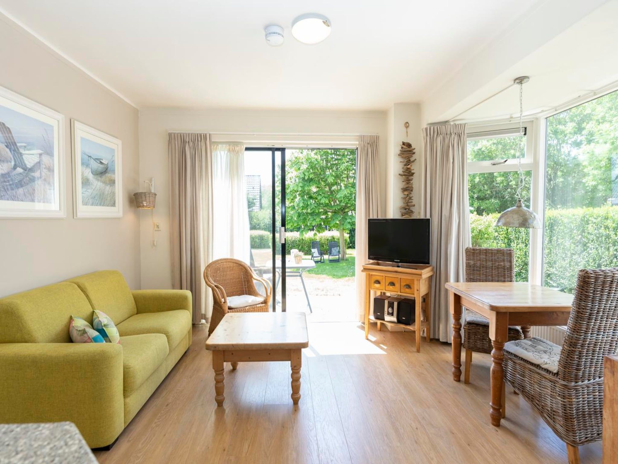 De woonkamer van Strandhuys Alikruik in De Koog