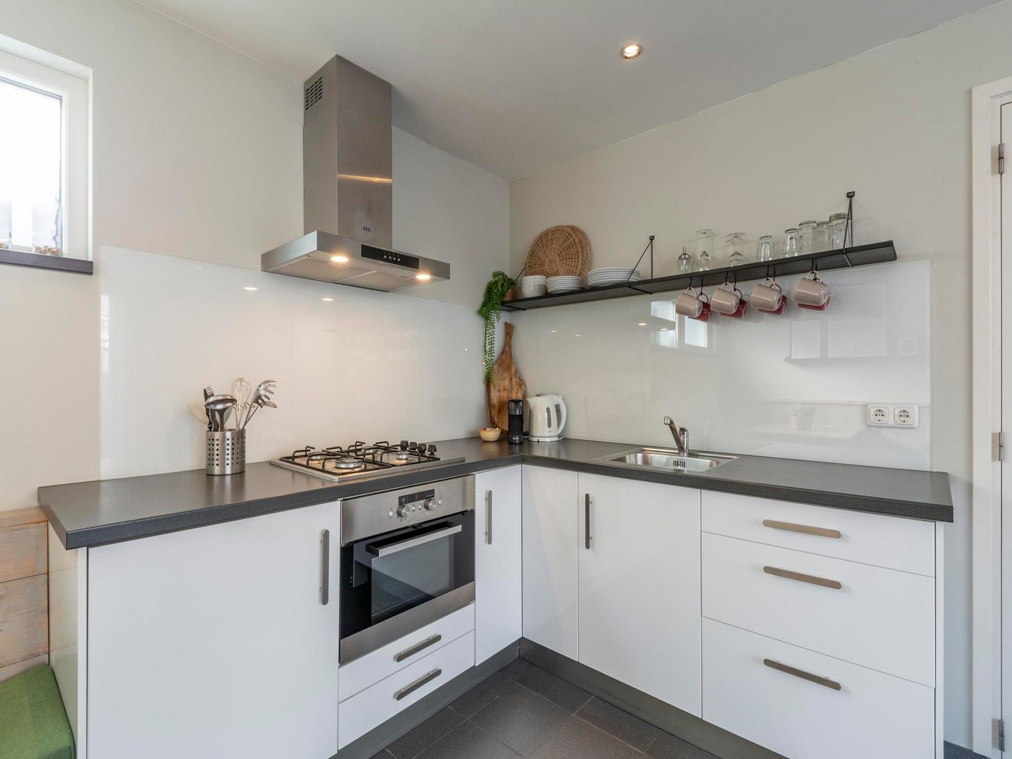De keuken van Duinroosweg 83 in Callantsoog