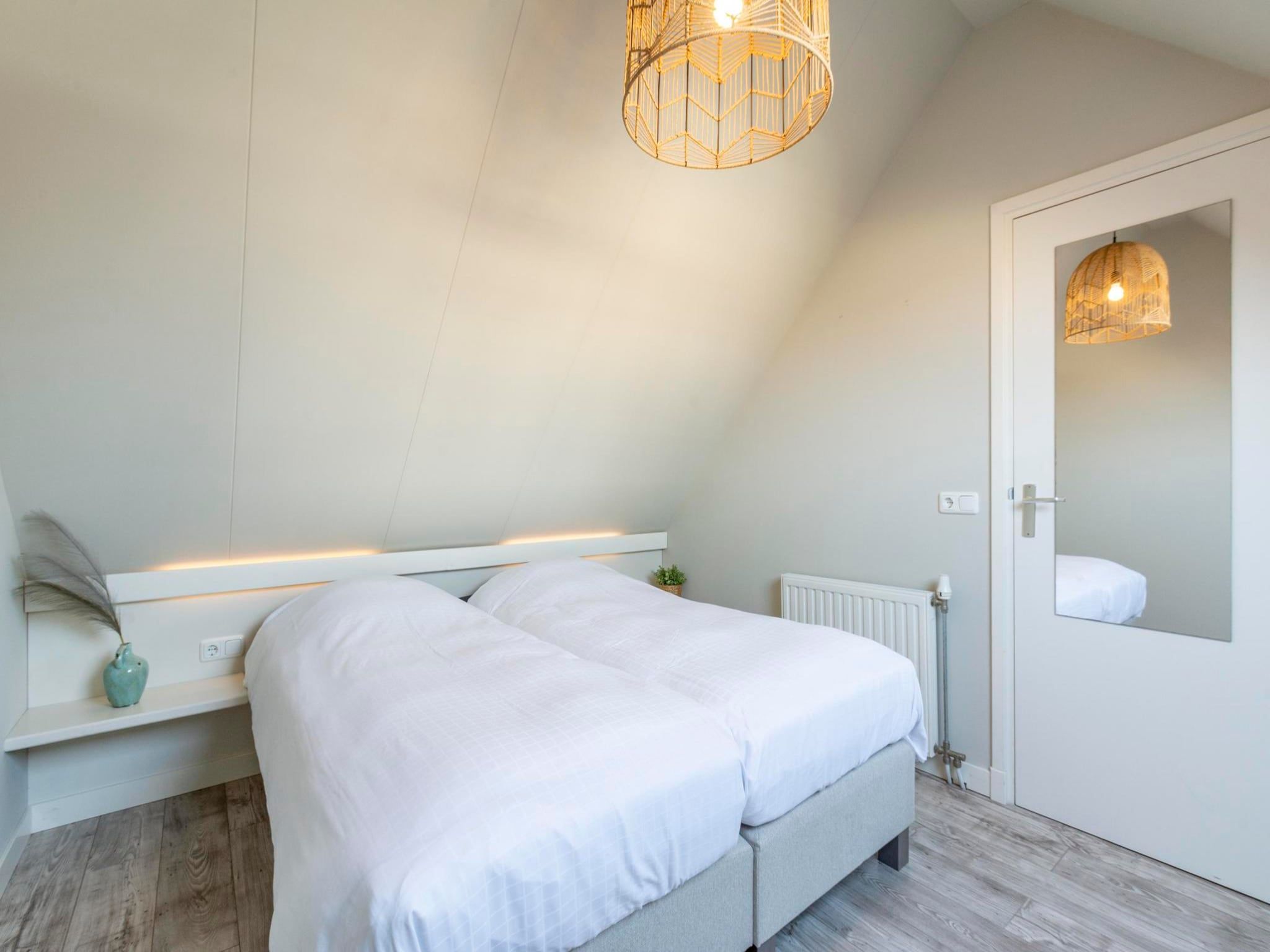 Een slaapkamer van Duinroosweg 83 in Callantsoog
