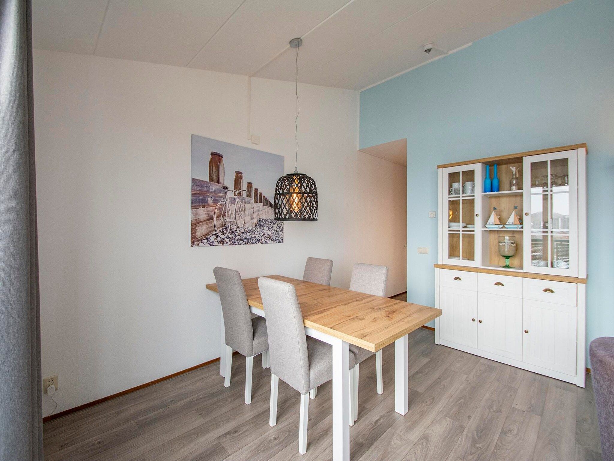 De eetkamer van Strandslag 215 in Julianadorp aan Zee