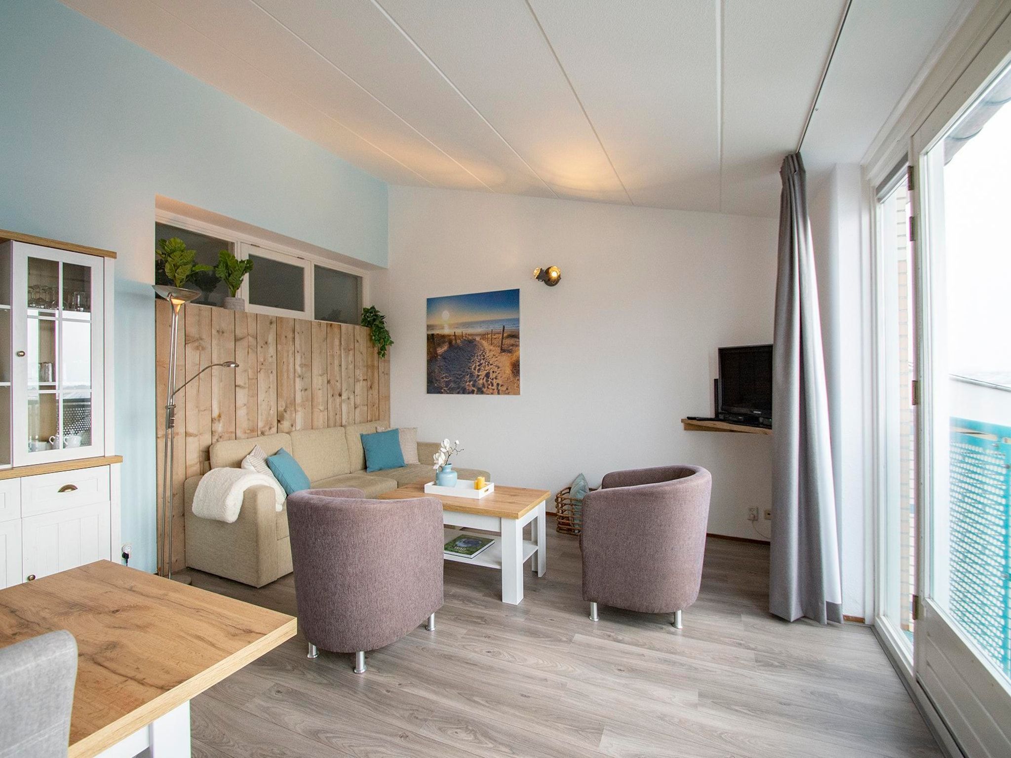 De woonkamer van Strandslag 215 in Julianadorp aan Zee