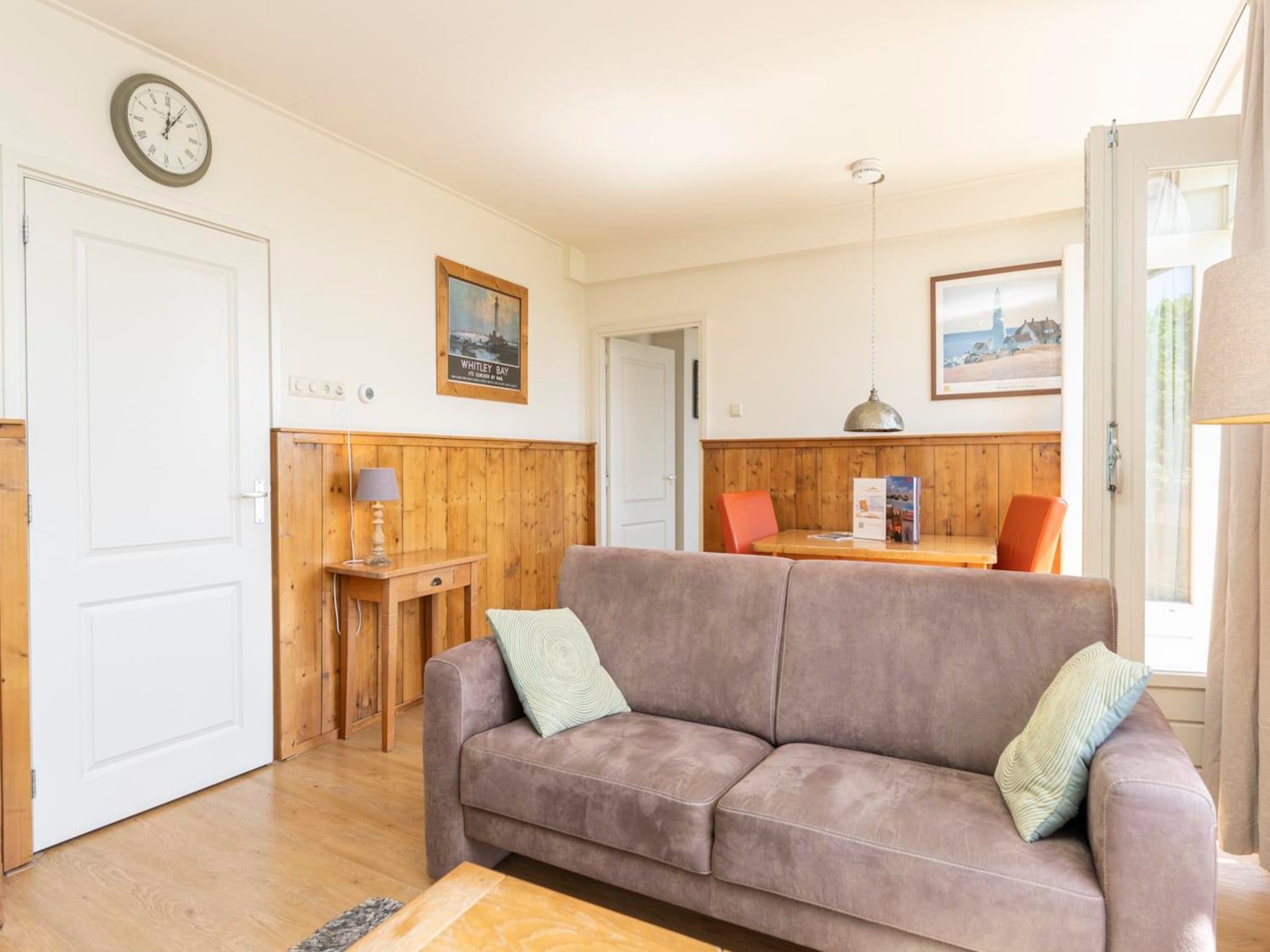 De woonkamer van Strandhuys Mossel in De Koog