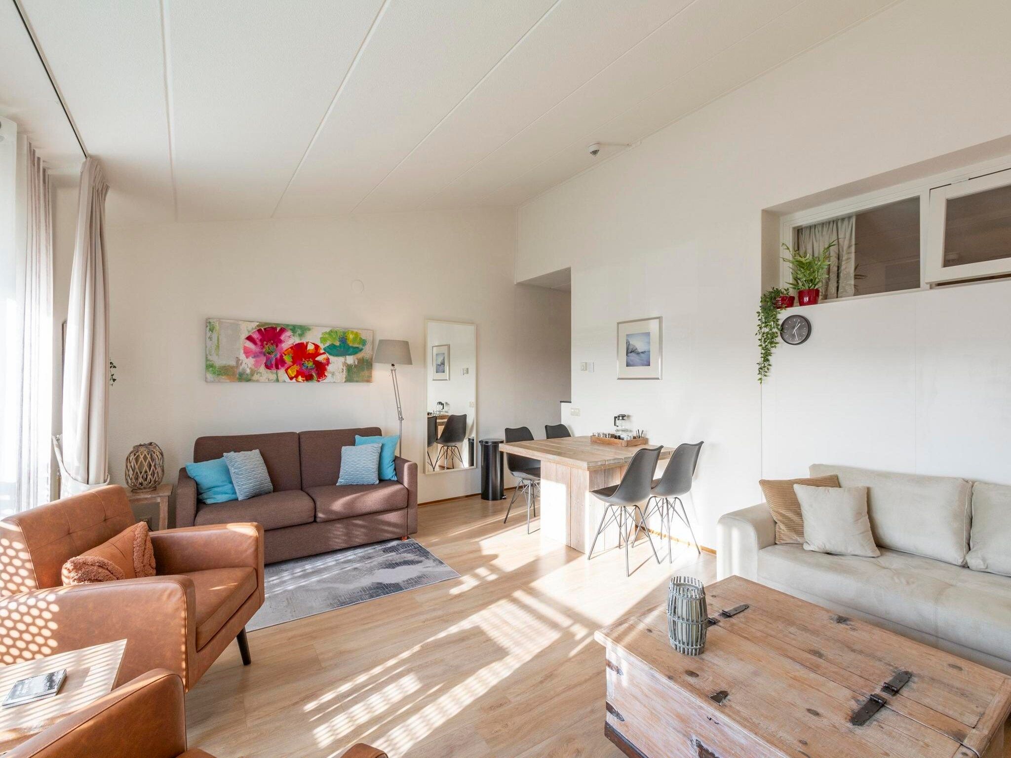 De woonkamer van Strandslag 217 in Julianadorp aan Zee