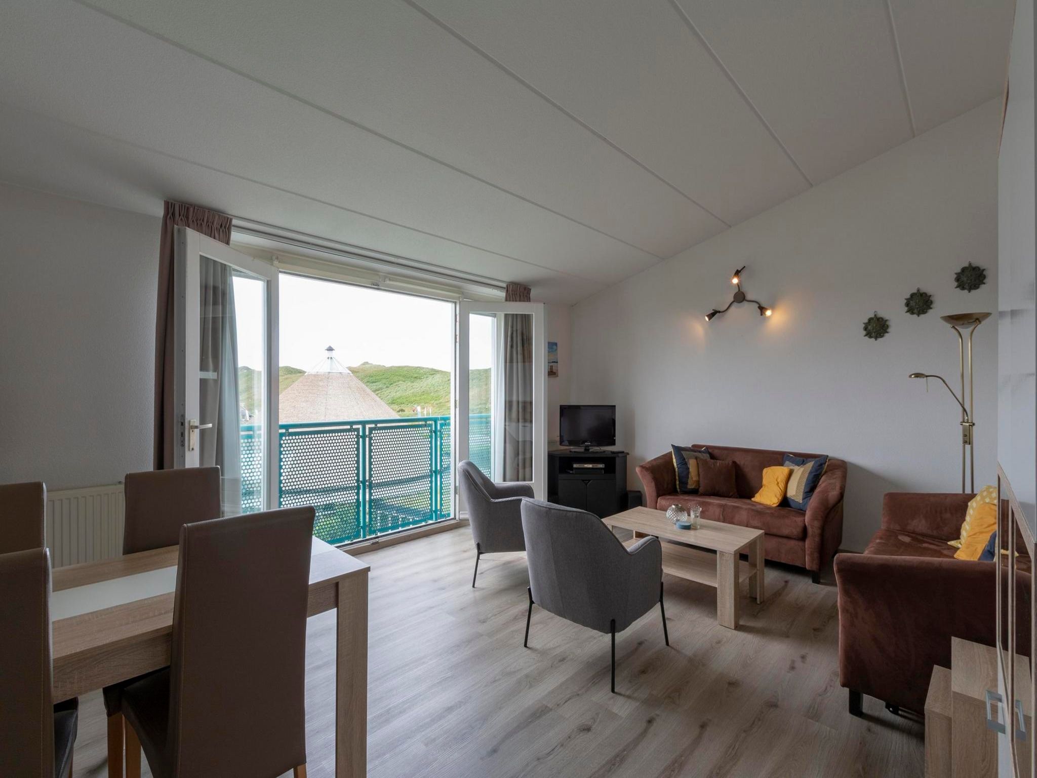 De woonkamer van Strandslag 223 in Julianadorp aan Zee