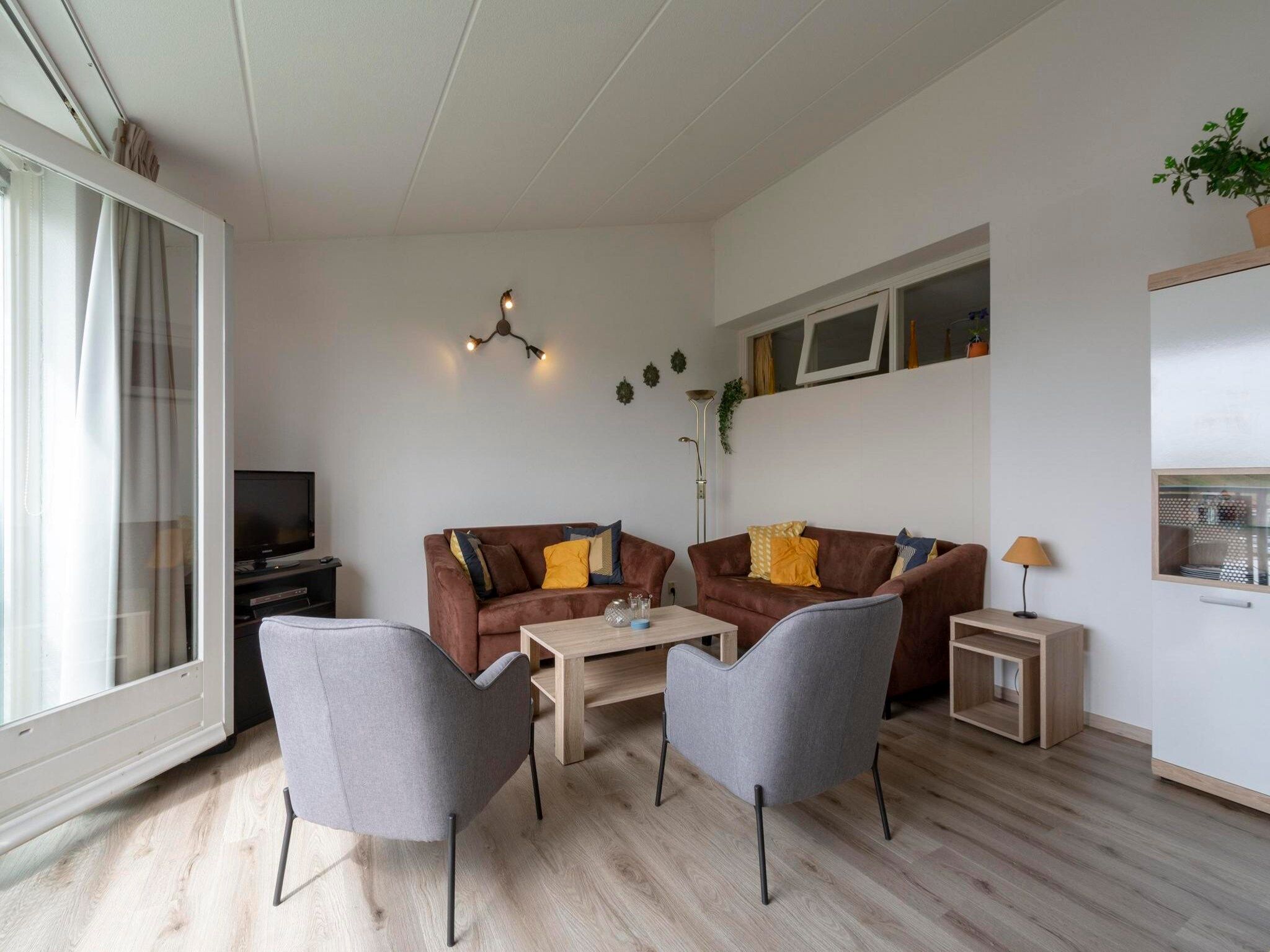 De woonkamer van Strandslag 223 in Julianadorp aan Zee