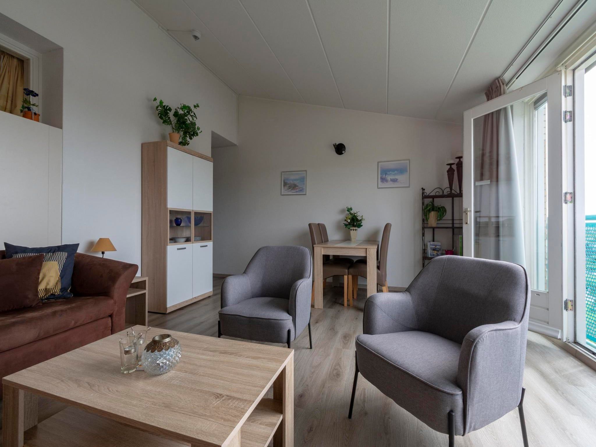 De eetkamer van Strandslag 223 in Julianadorp aan Zee
