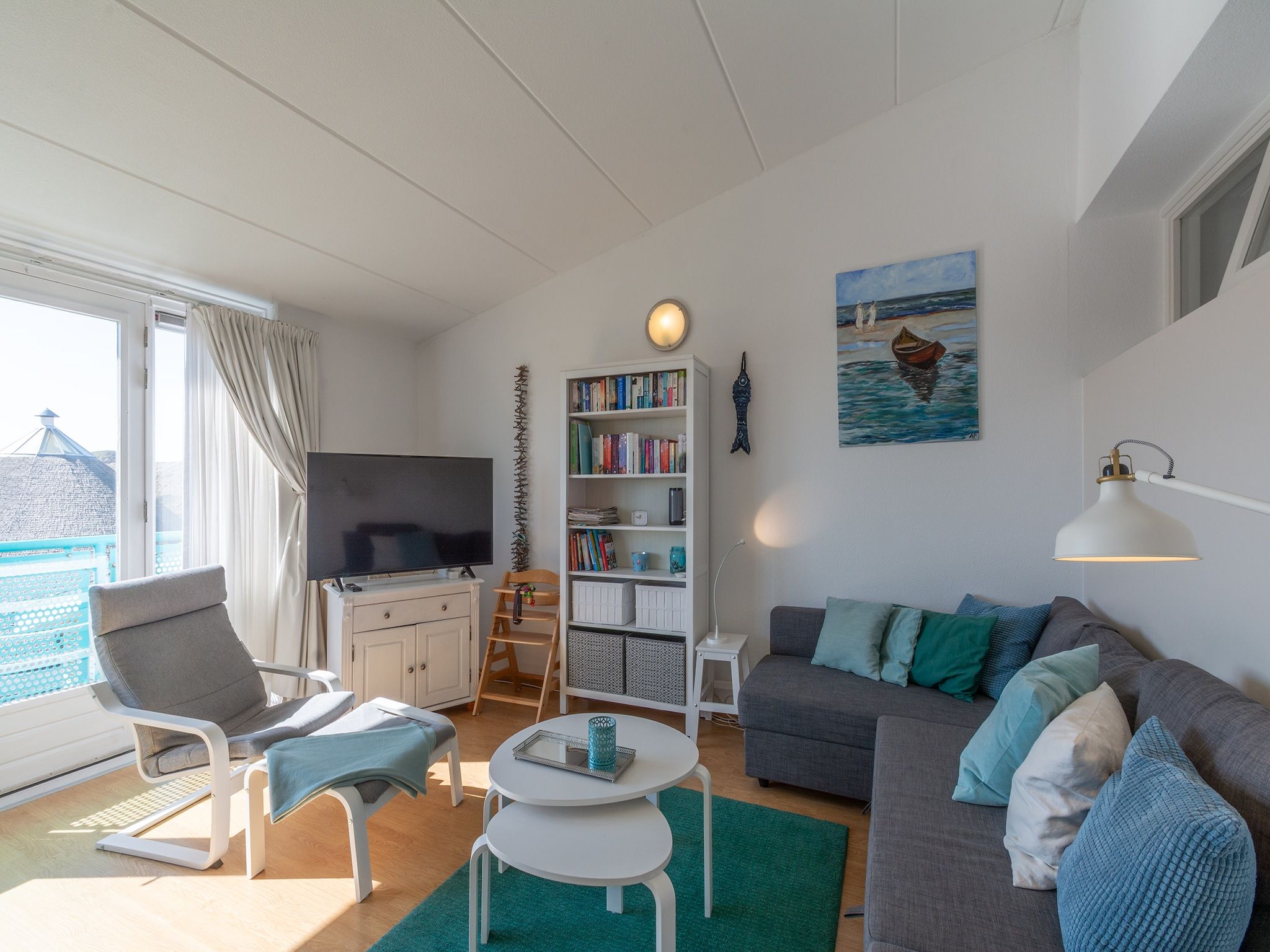 De woonkamer van Strandslag 225 in Julianadorp aan Zee