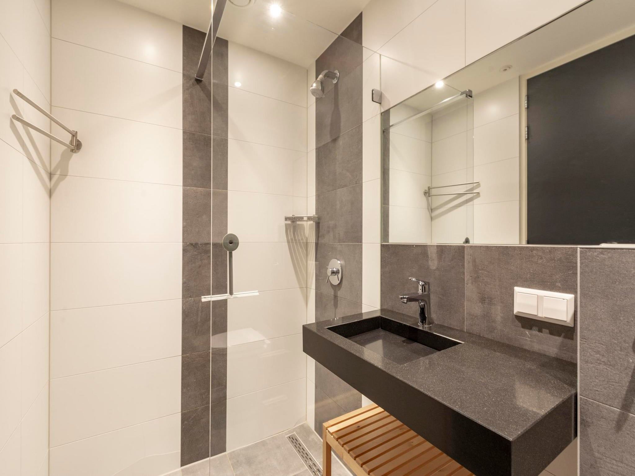 De badkamer van Suite Uitwaayer in Sint Maartensvlotbrug