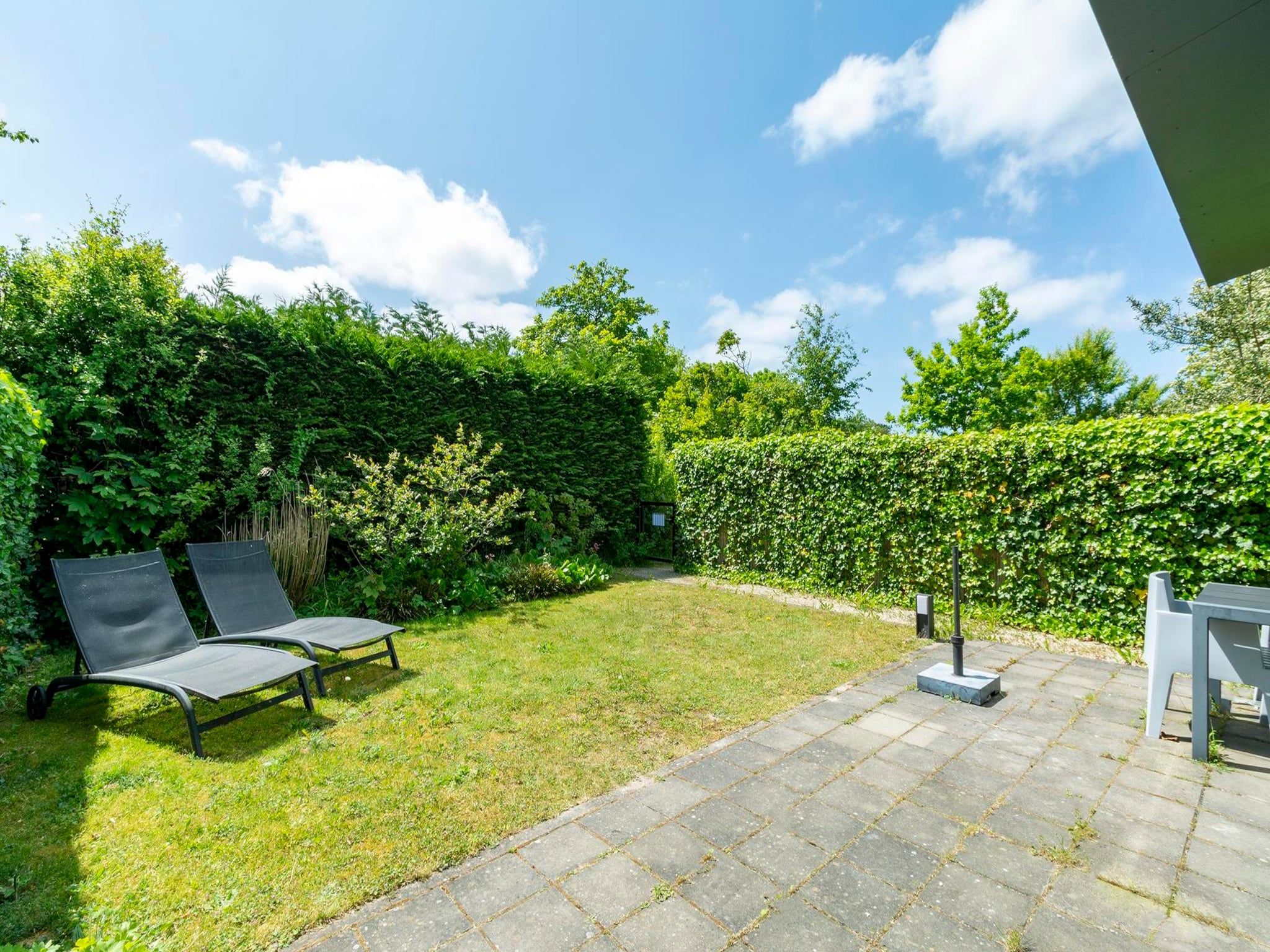 De tuin van Suite Uitwaayer in Sint Maartensvlotbrug