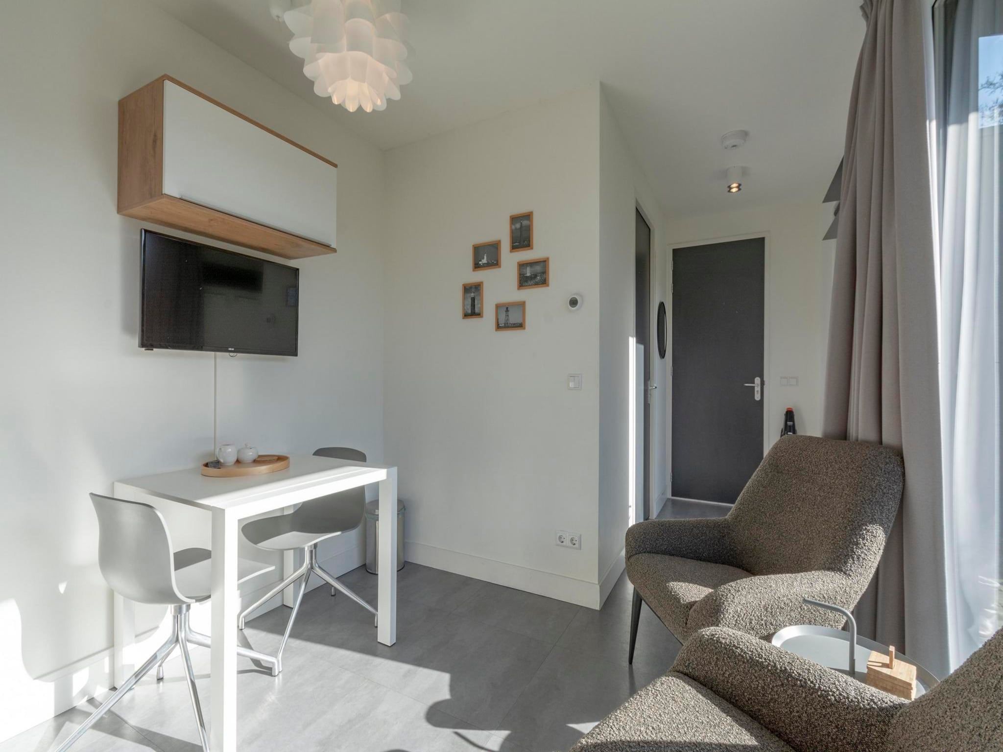 De woonkamer van Suite Uitwaayer in Sint Maartensvlotbrug