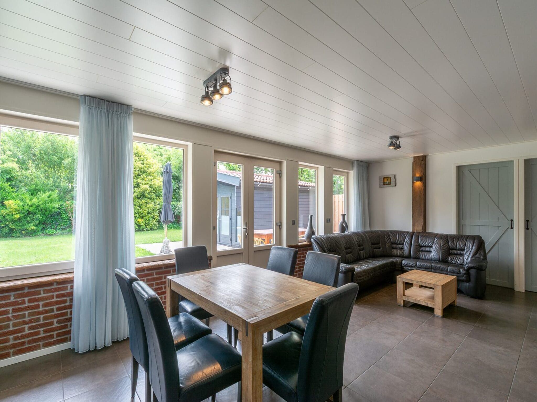 De eetkamer van Garnekuul 13 in Callantsoog